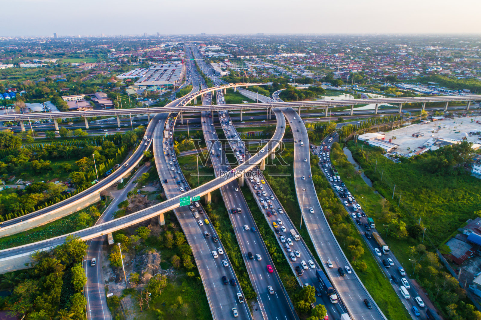 鸟瞰图交通城市立交桥道路与车辆移动照片摄影图片