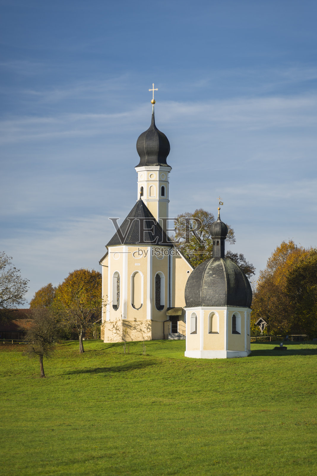 在德国巴伐利亚州早晨的蓝天下，巴洛克式的Wilparting朝圣教堂和小教堂的彩色立面、尖塔和屋顶照片摄影图片
