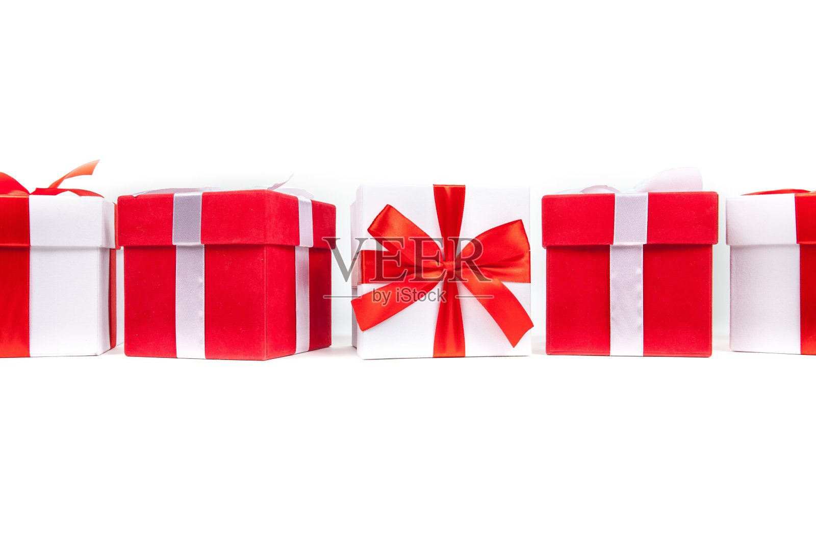圣诞节的红色和白色礼品盒与拷贝空间保持一致。孤立在白色照片摄影图片