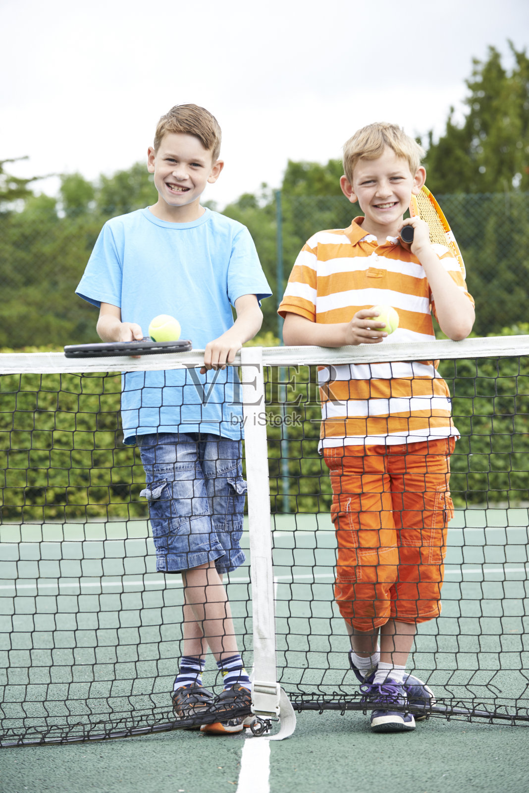 两个男孩一起打网球的肖像照片摄影图片