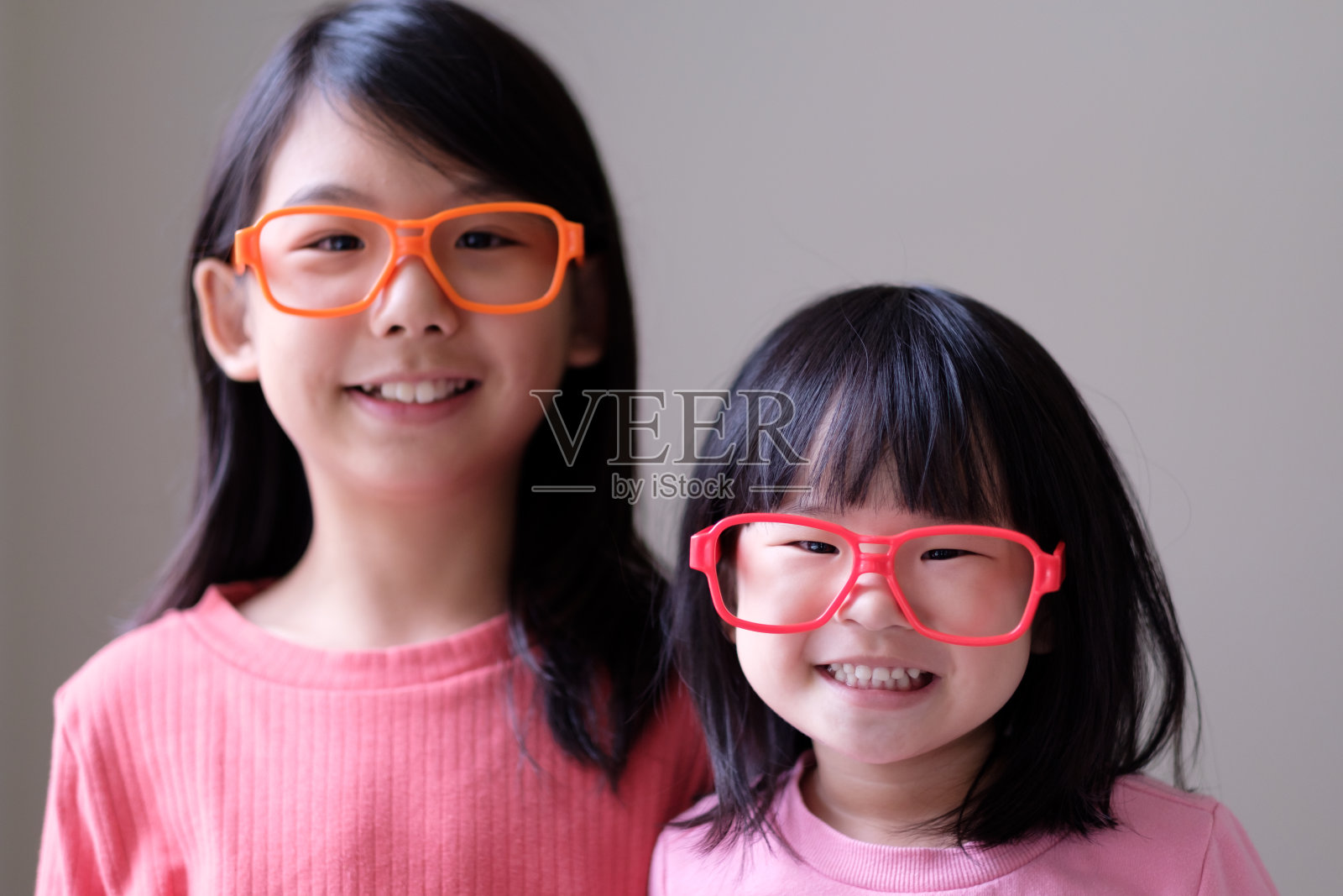 两个戴着大眼镜的小妹妹照片摄影图片