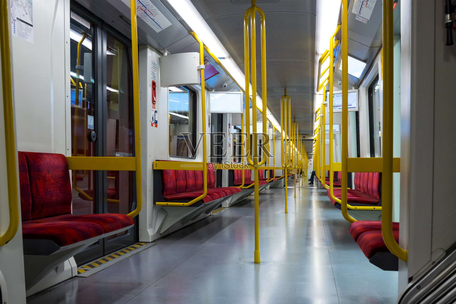 波兰华沙地铁现代化车厢内部照片摄影图片