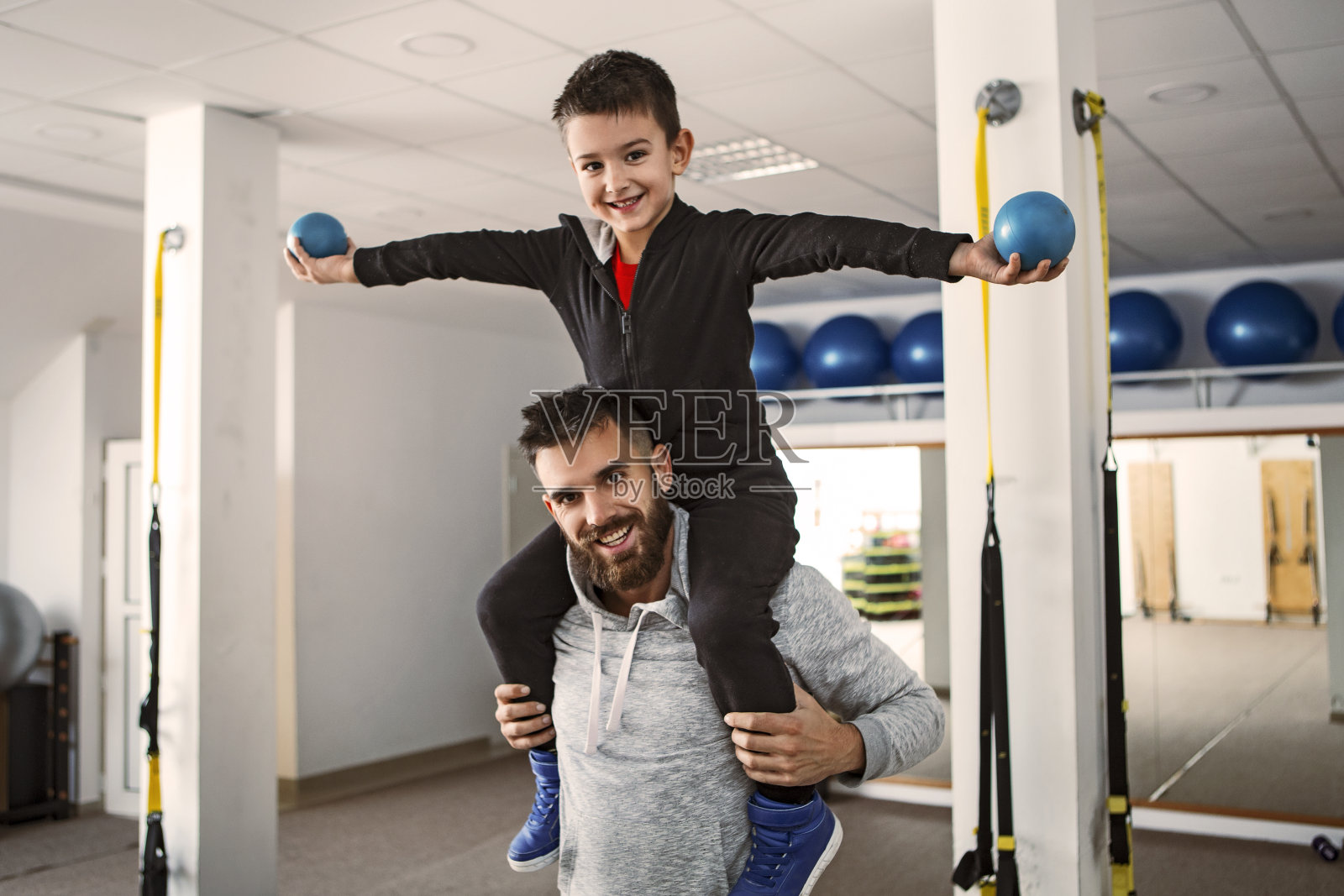 父亲和儿子一起锻炼照片摄影图片