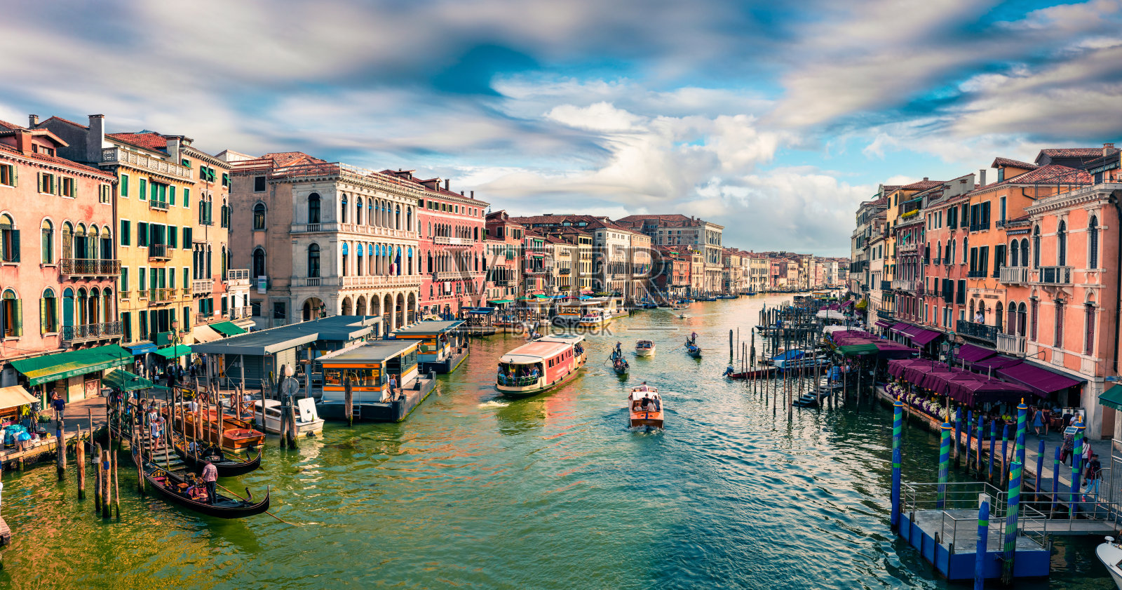 著名的大运河美景。欧洲意大利威尼斯里亚托桥上五彩缤纷的春景。亚得里亚海如画的早晨海景。旅游概念的背景。照片摄影图片
