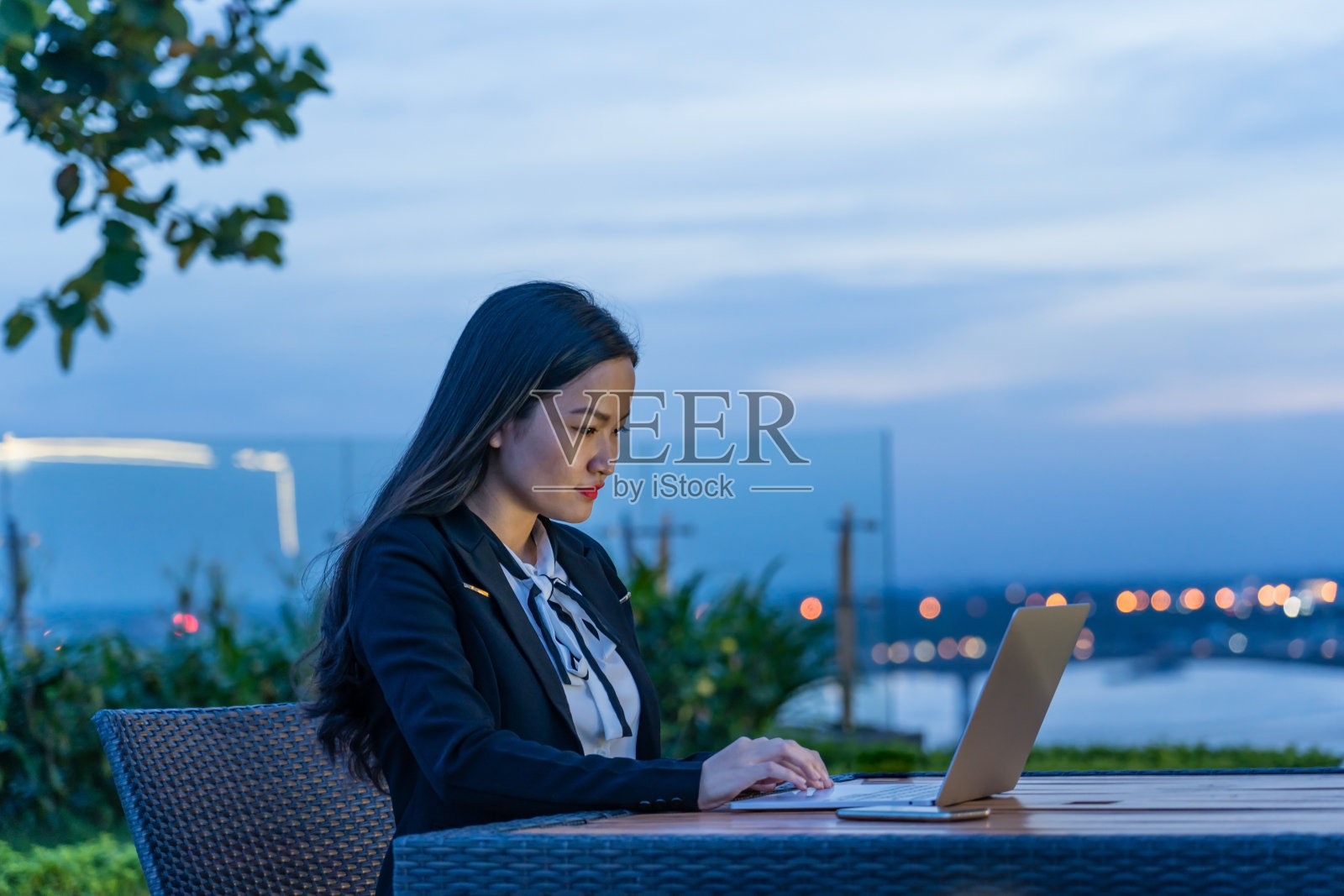 年轻的亚洲商务女性在酒店工作在一个商务旅行照片摄影图片