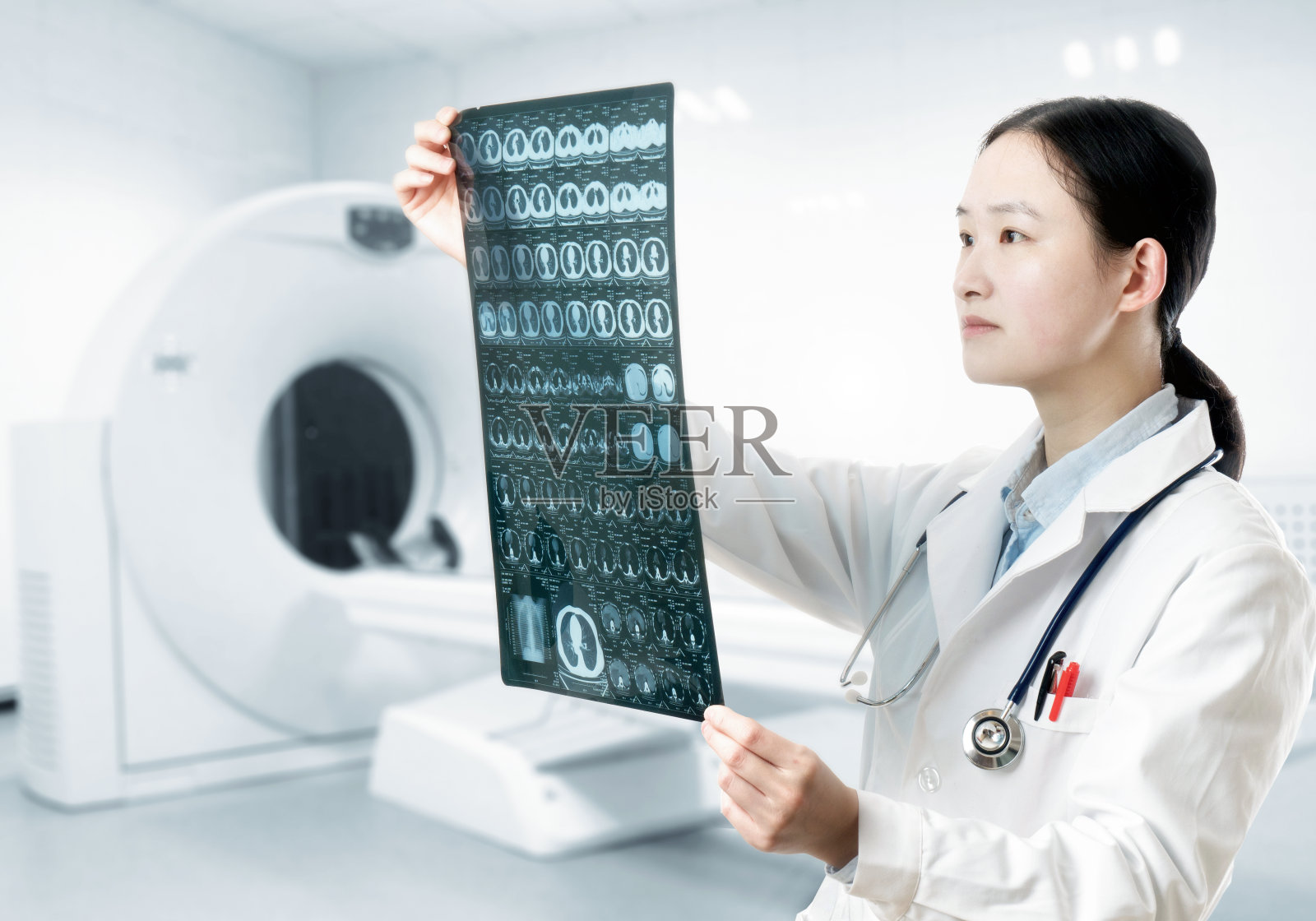医生在医院病房用ct扫描检查大脑x光片。照片摄影图片