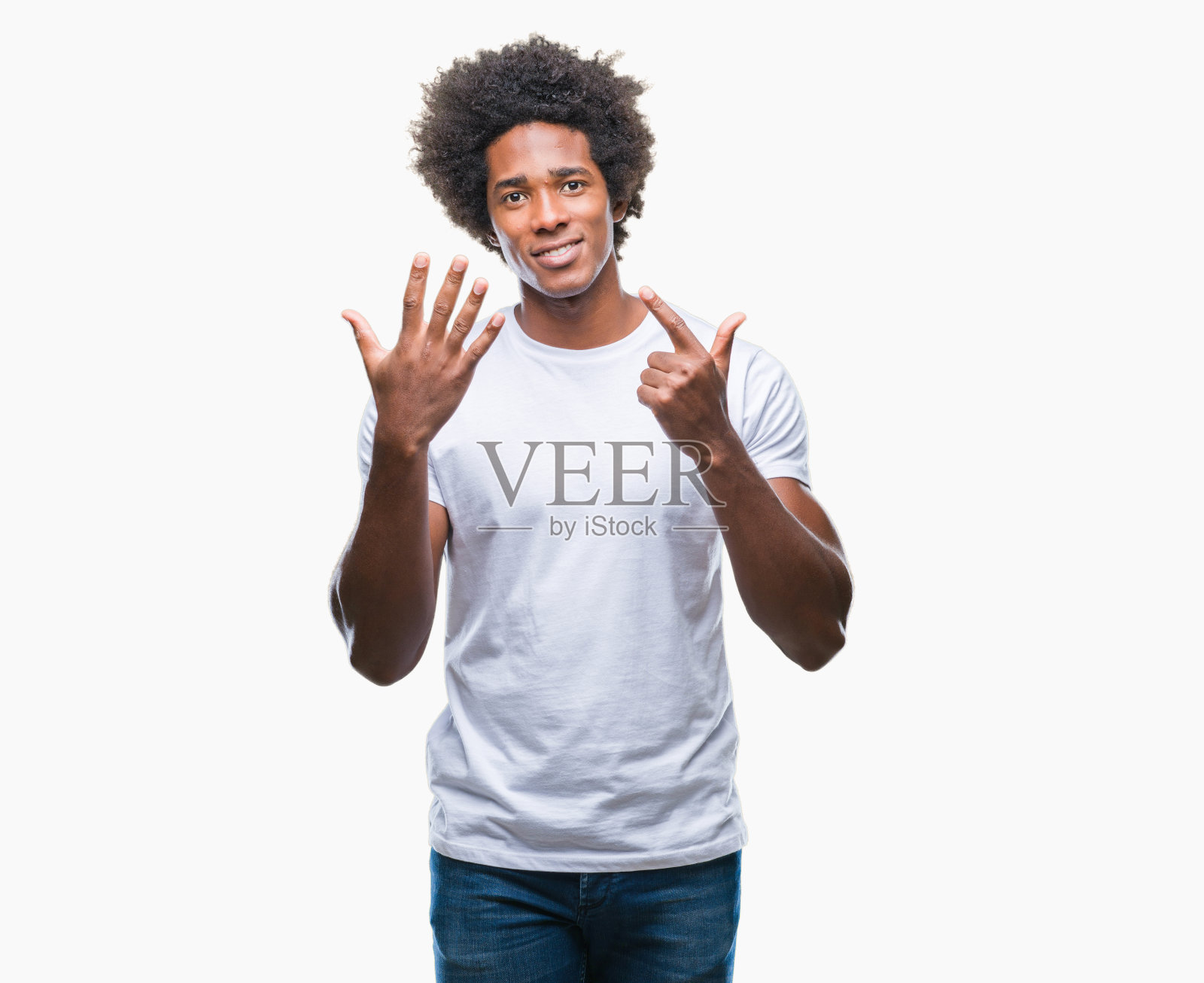 一个来自孤立背景的美国黑人，用七根手指向上指，同时微笑着，自信而快乐。照片摄影图片