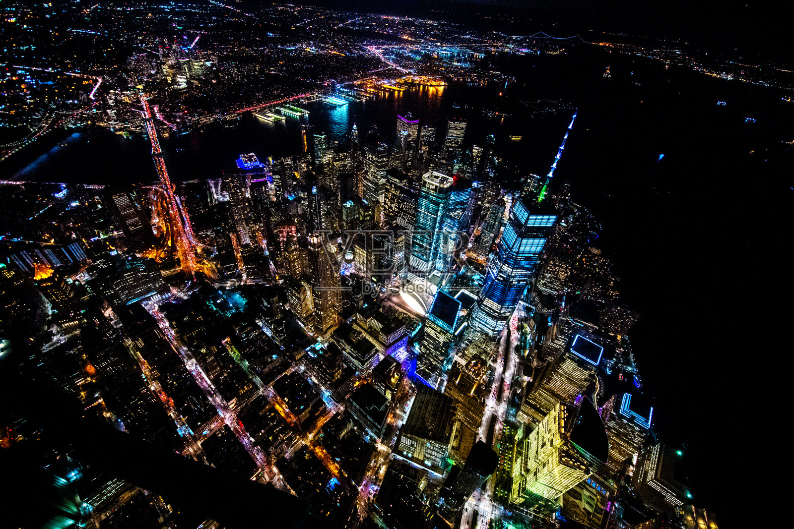 纽约世贸中心一号大楼在夜间从直升机上拍下照片摄影图片
