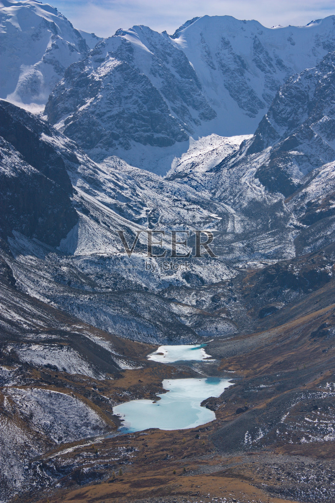 湖泊和白雪覆盖的山坡景色照片摄影图片