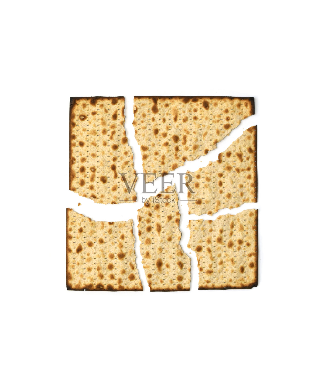 无酵饼孤立在白色背景下，犹太传统逾越节面包片，概念俯视图。逾越节庆祝符号，平躺照片摄影图片