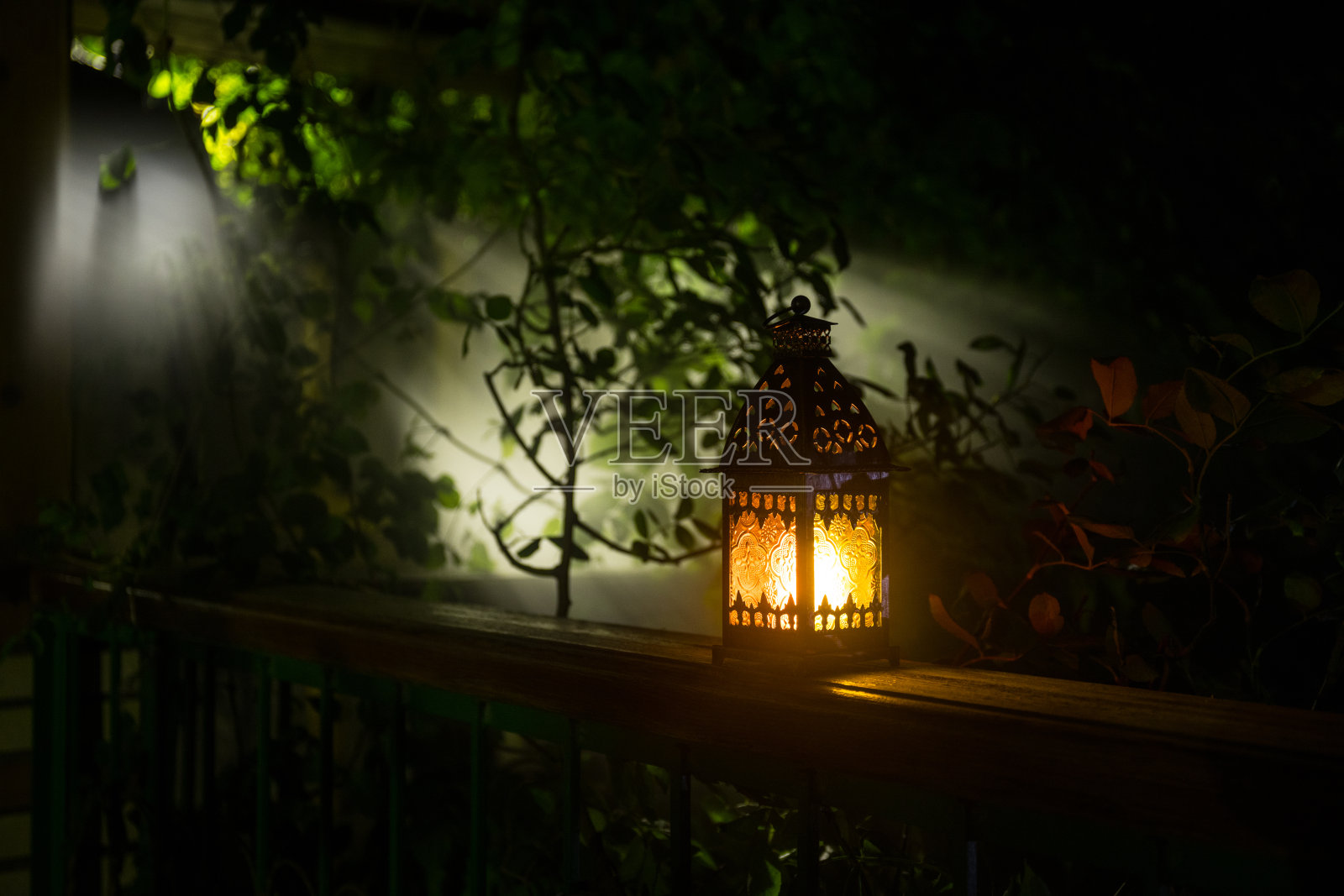 复古风格的灯笼在晚上。美丽的彩灯在阳台上的花园。有选择性的重点照片摄影图片