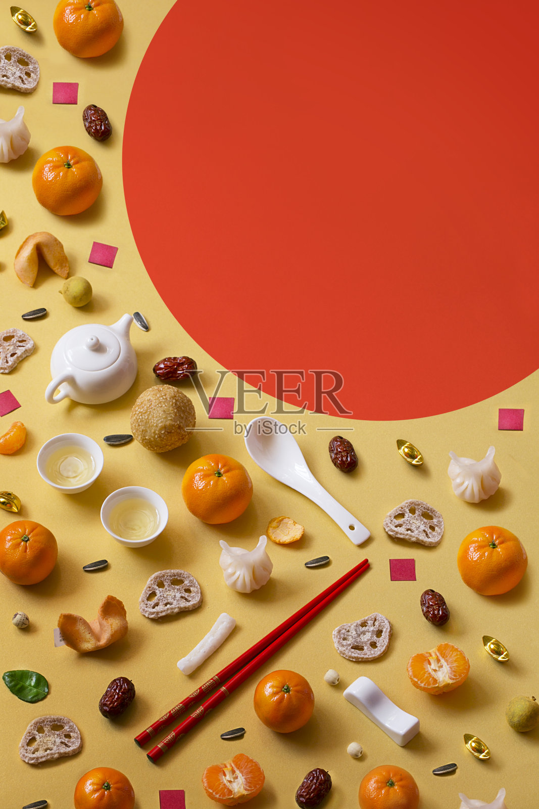 黄色背景上平铺了一组春节饮食静物。照片摄影图片