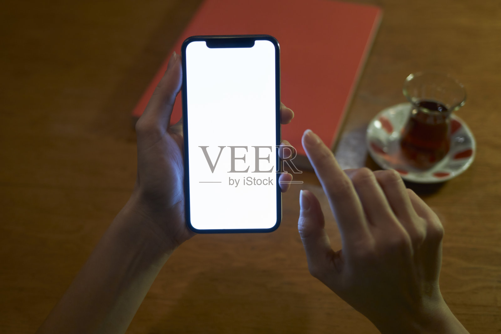一名女性在咖啡馆使用白屏智能手机照片摄影图片