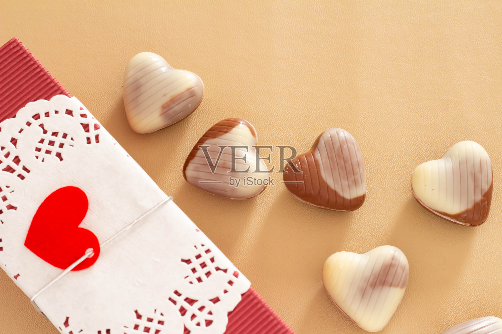 一盒心形巧克力和情人节礼物照片摄影图片