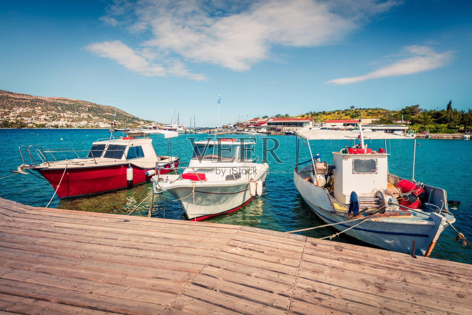 美丽如画的拉夫提港春景。阳光明媚的早晨，希腊爱琴海海景。旅游概念的背景。照片摄影图片