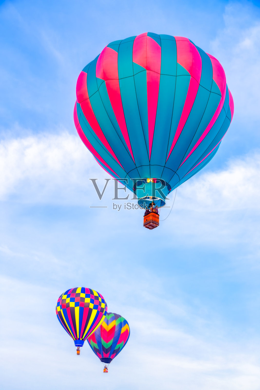 垂直排列的三个热气球照片摄影图片