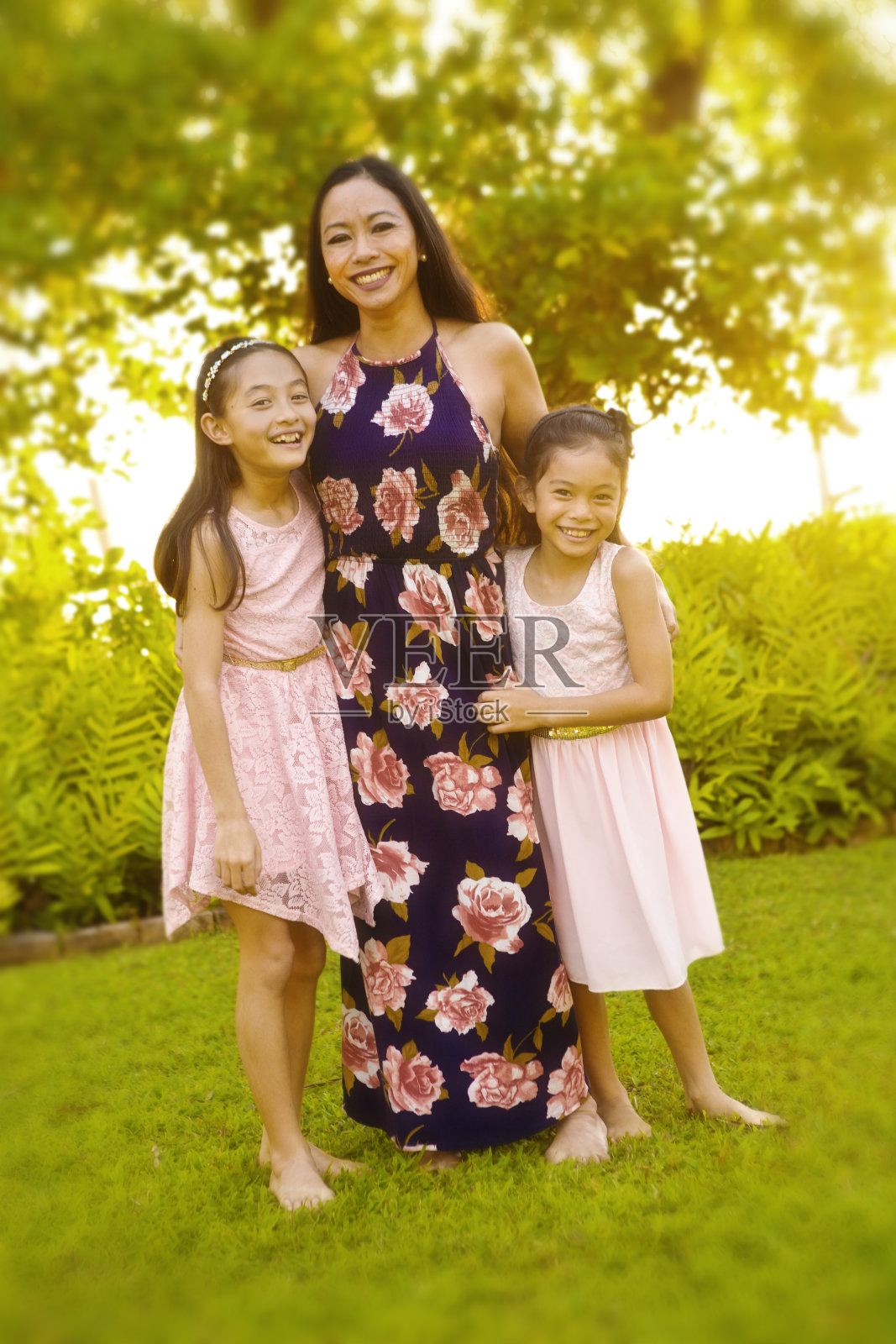 夏威夷家庭户外肖像与母亲，两个青春期前的少女照片摄影图片