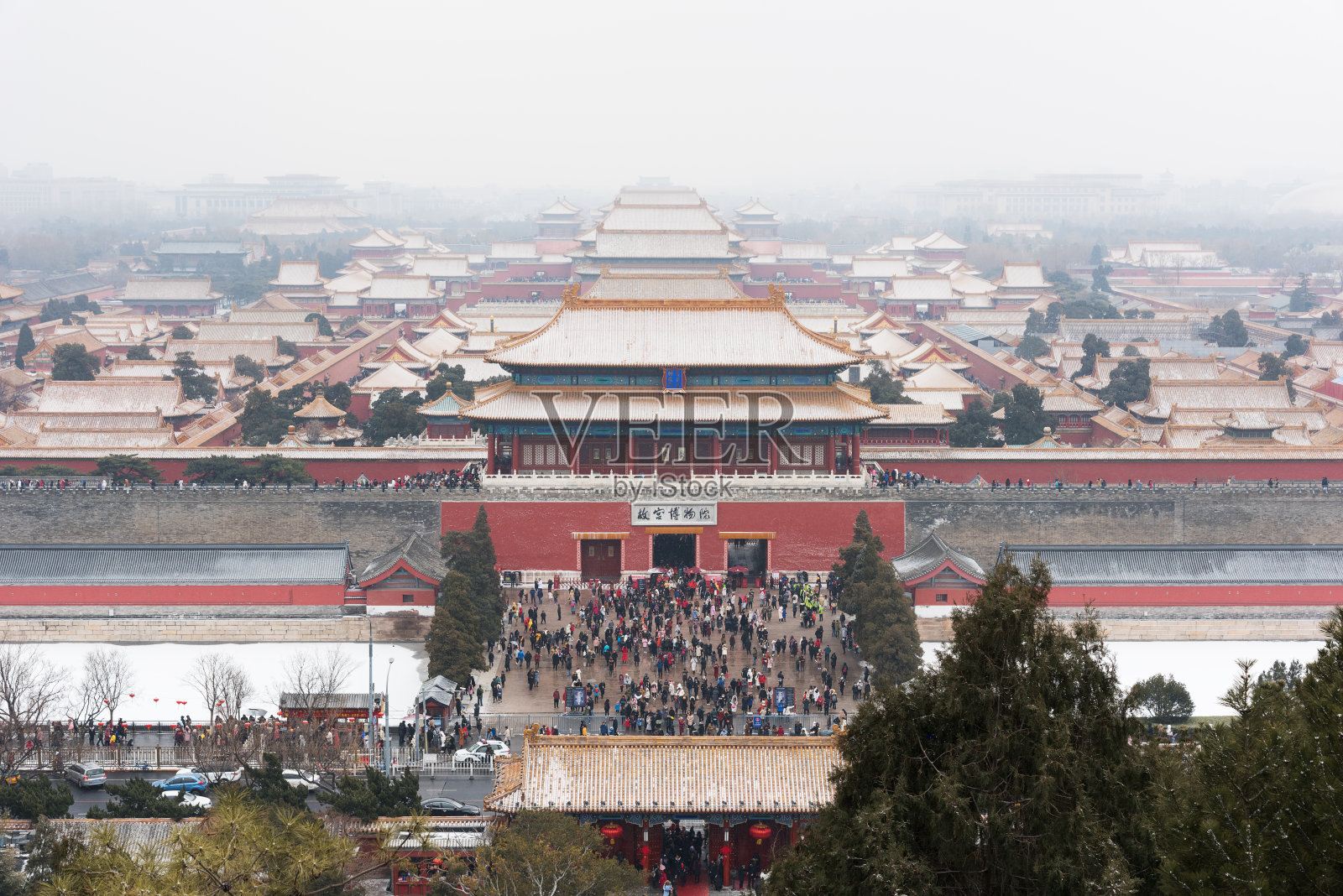 雪天俯瞰中国北京紫禁城的全景照片摄影图片