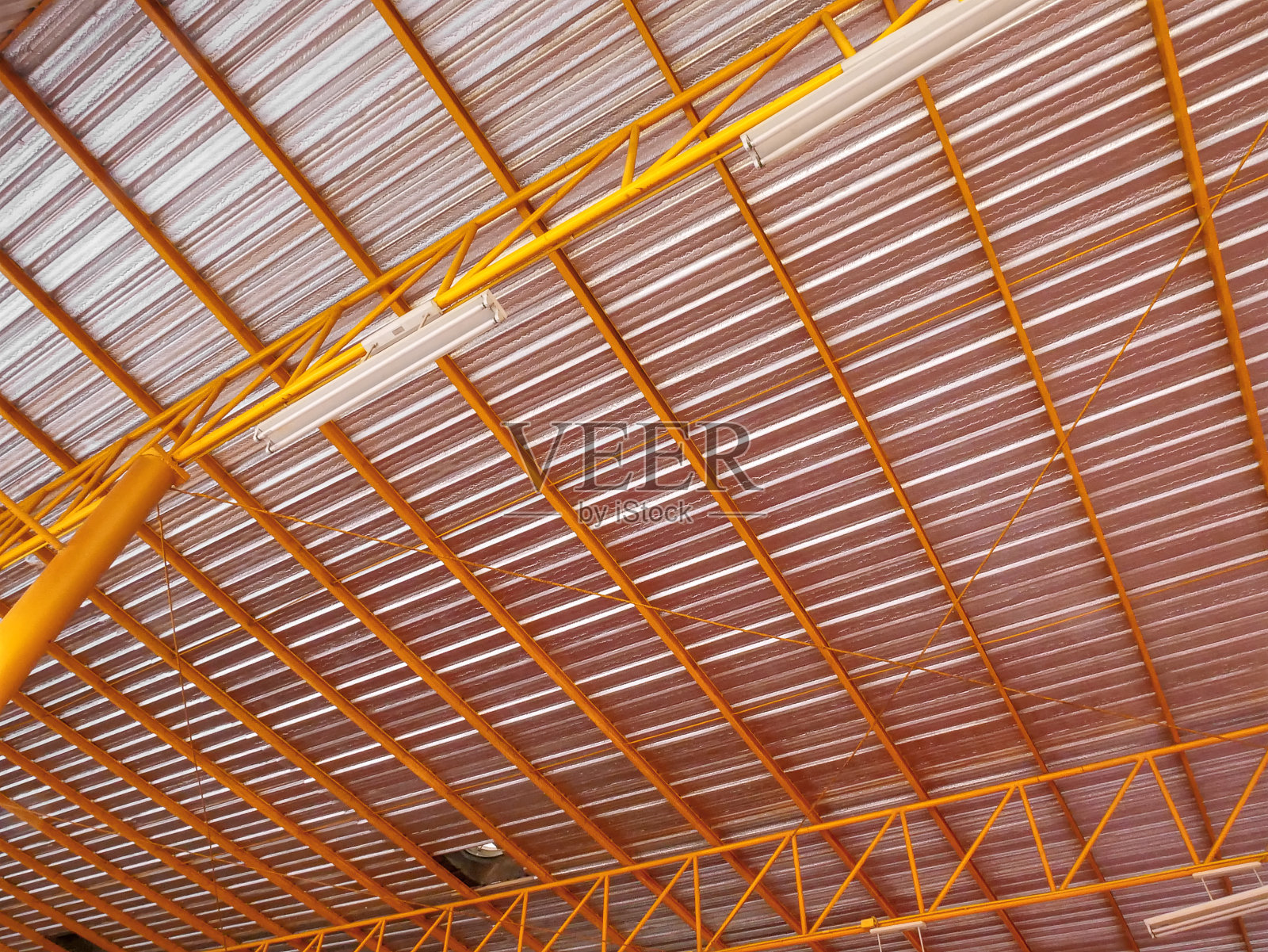 大仓库黄色屋顶结构下的低角度视图照片摄影图片