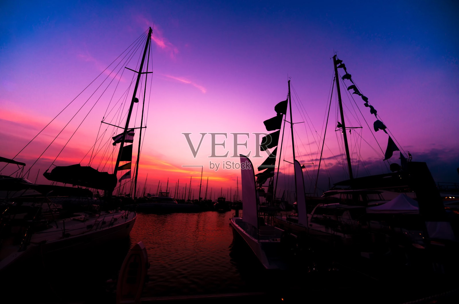 美丽的码头和港口，游艇和摩托艇。海边的日落。照片摄影图片