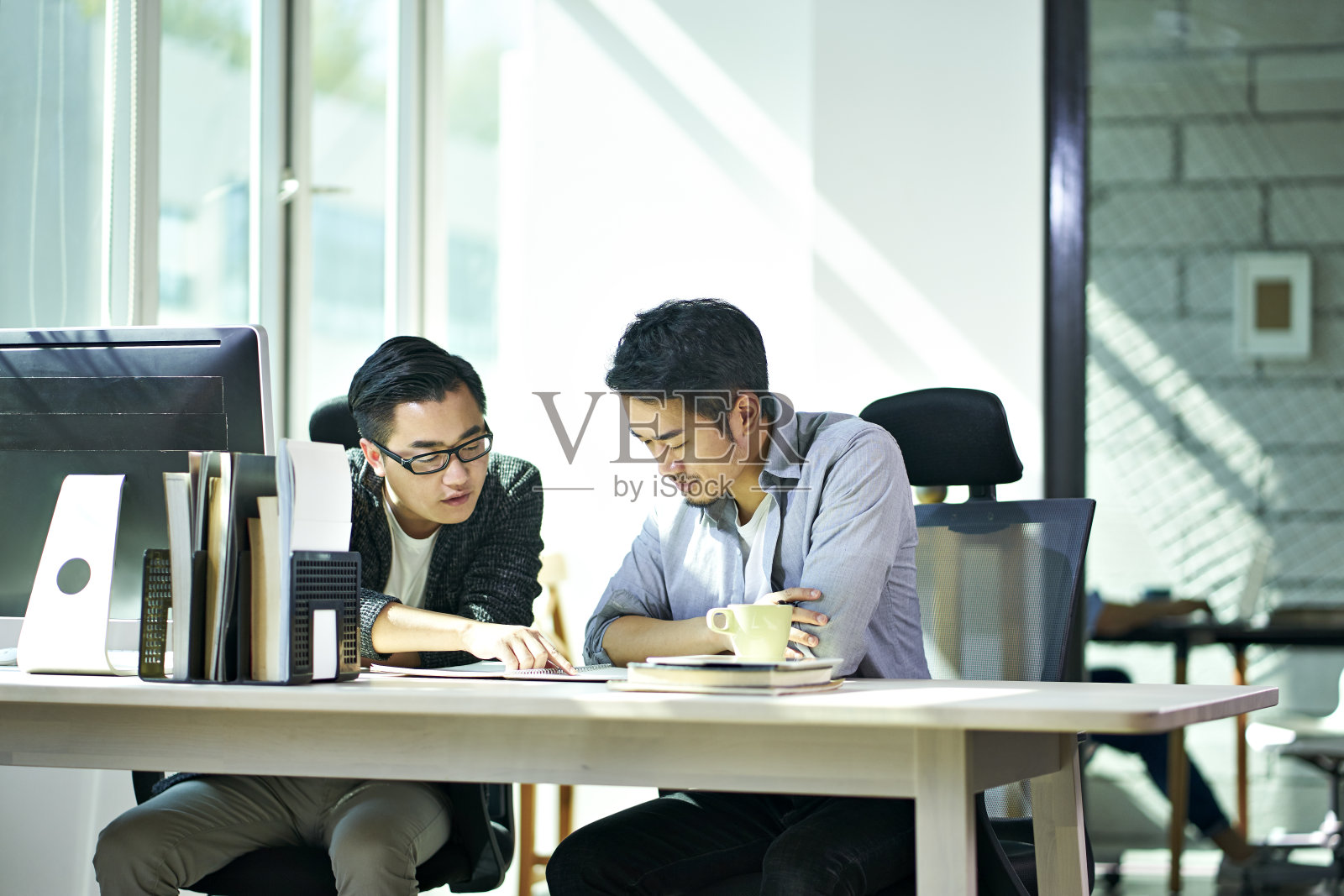 两个年轻的亚洲企业家一起在办公室工作照片摄影图片