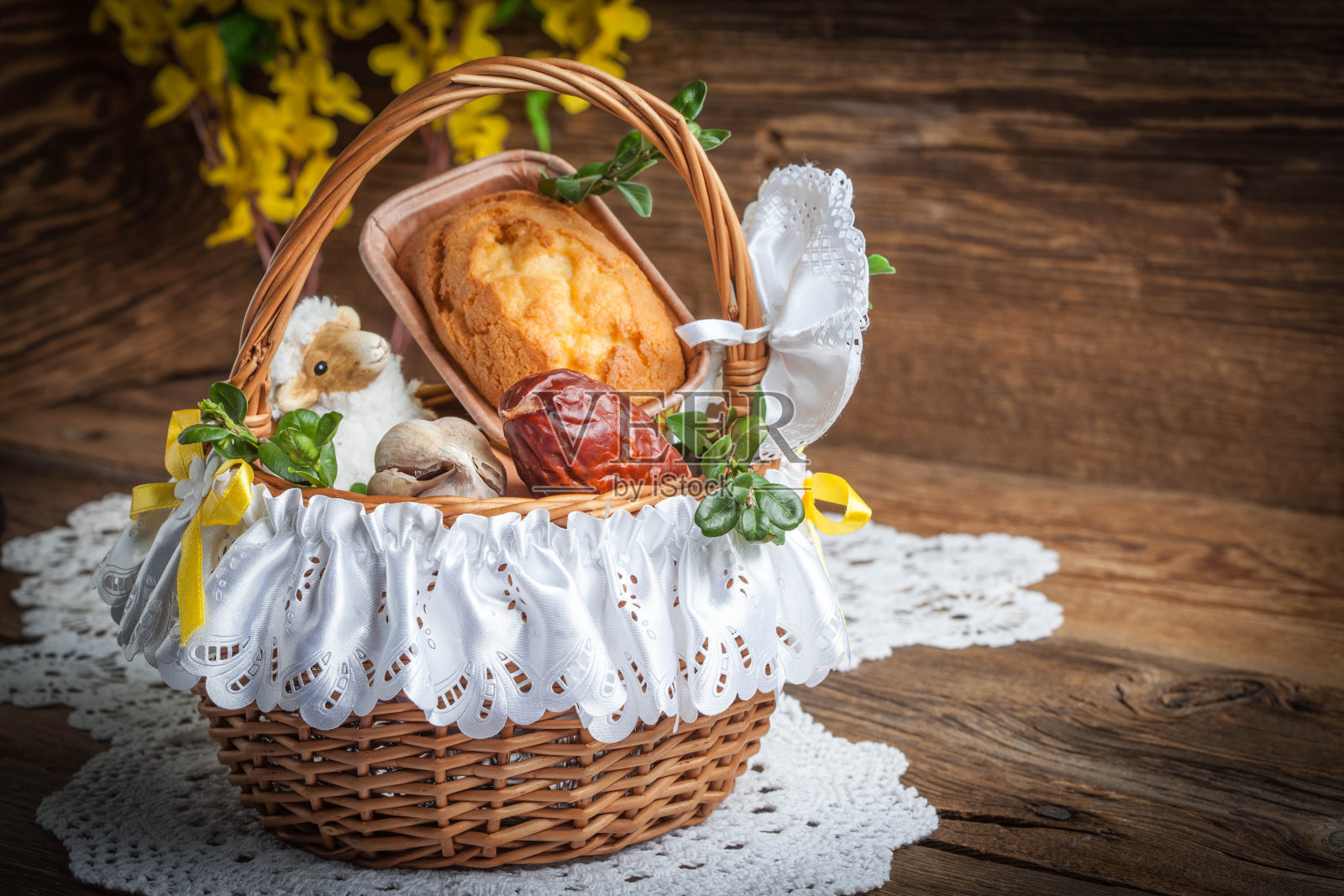 传统的复活节篮子和食物。照片摄影图片