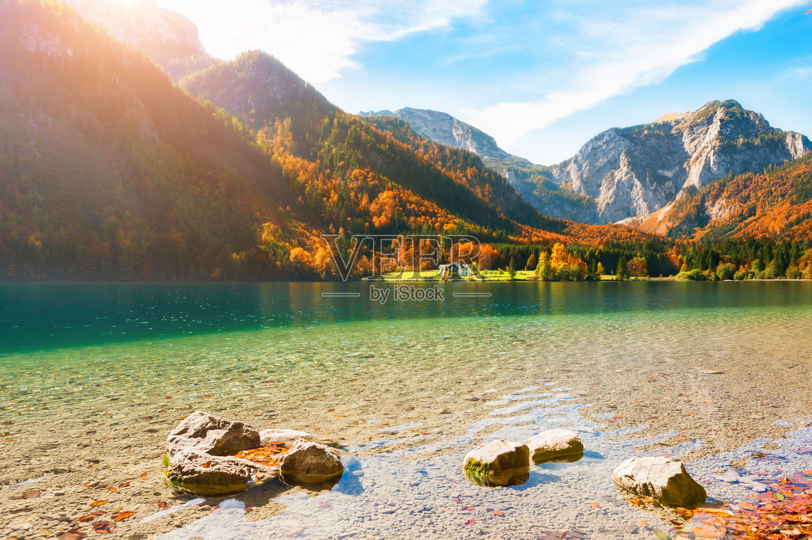 Vorderer Langbathsee湖在秋天的阿尔卑斯山山脉，奥地利。照片摄影图片