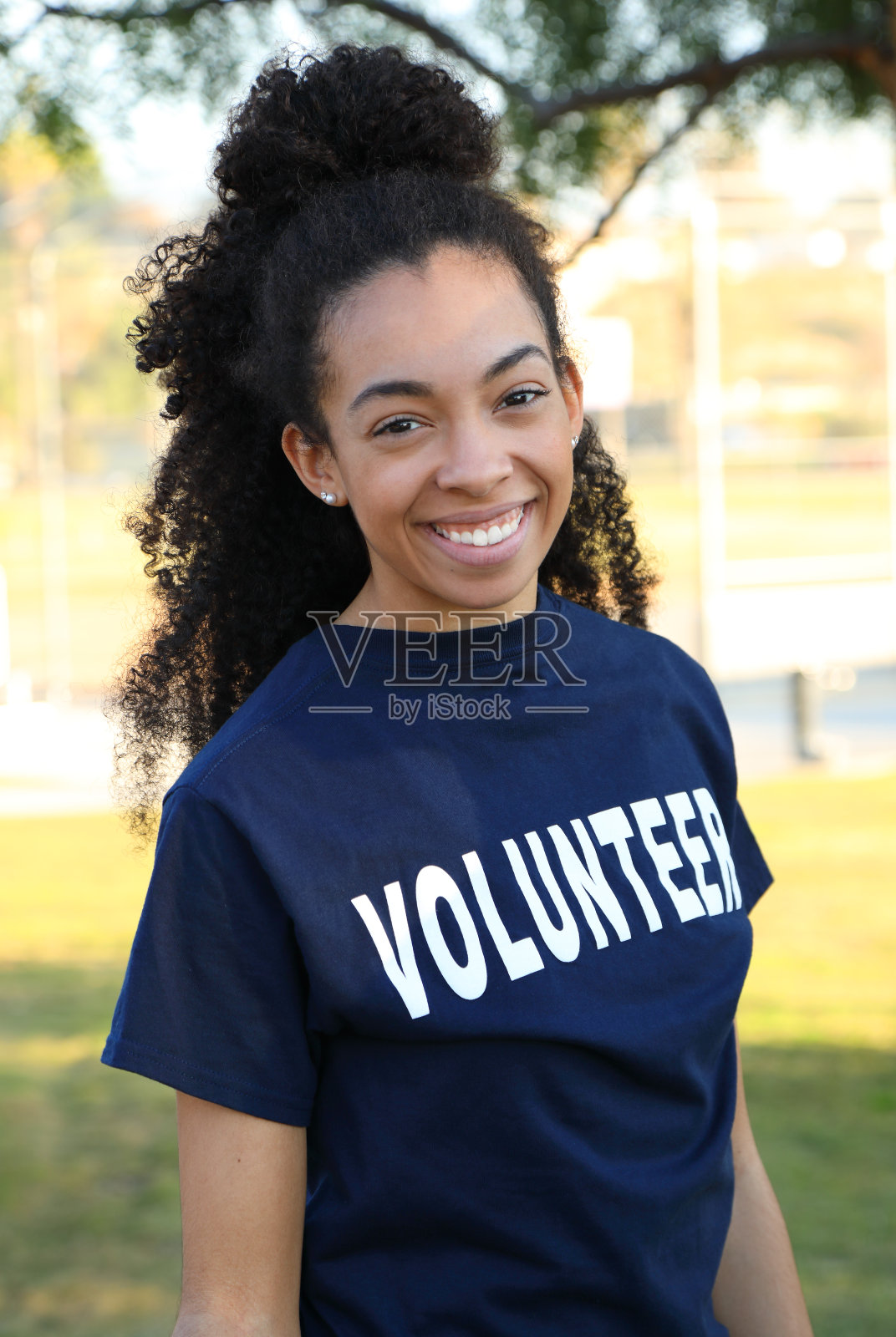 身穿蓝色衬衫的志愿妇女照片摄影图片