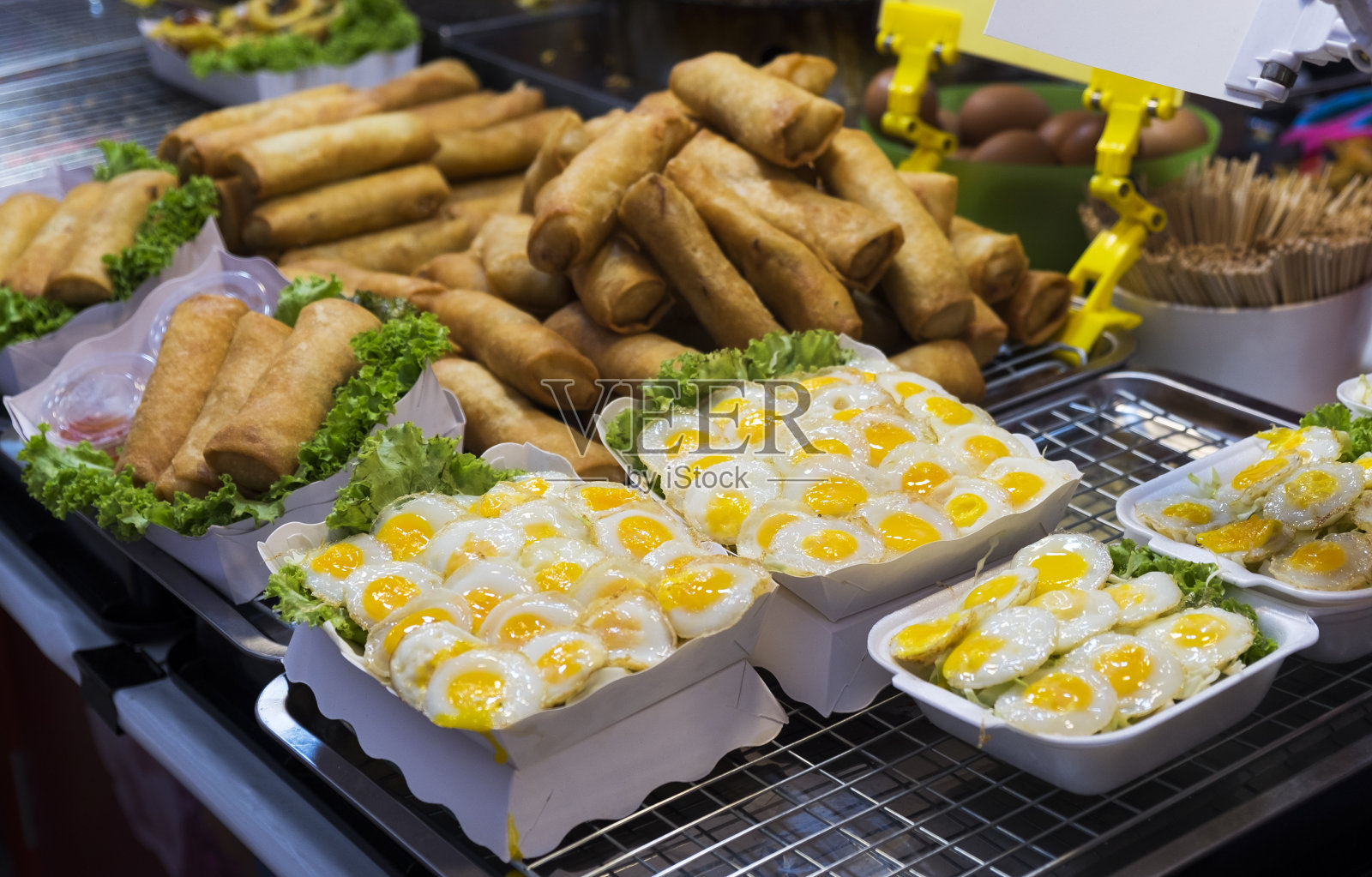 传统的泰国食物，炸鹌鹑蛋和春卷在泰国的街道上照片摄影图片