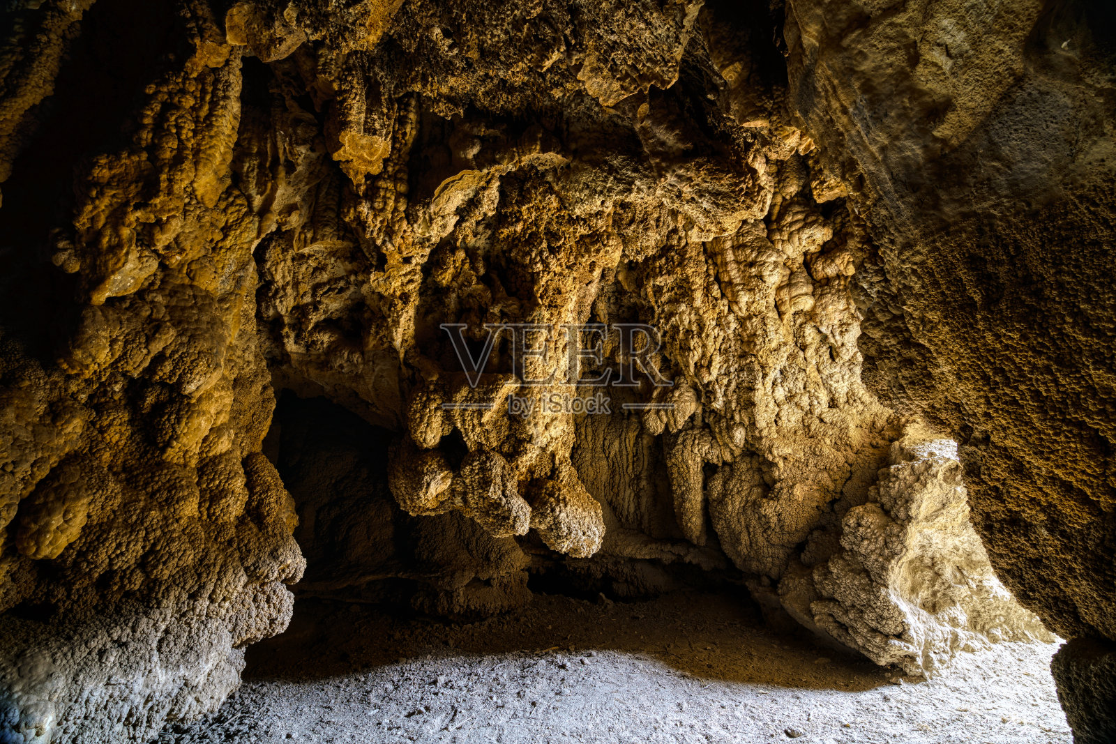 石灰岩洞穴入口照片摄影图片