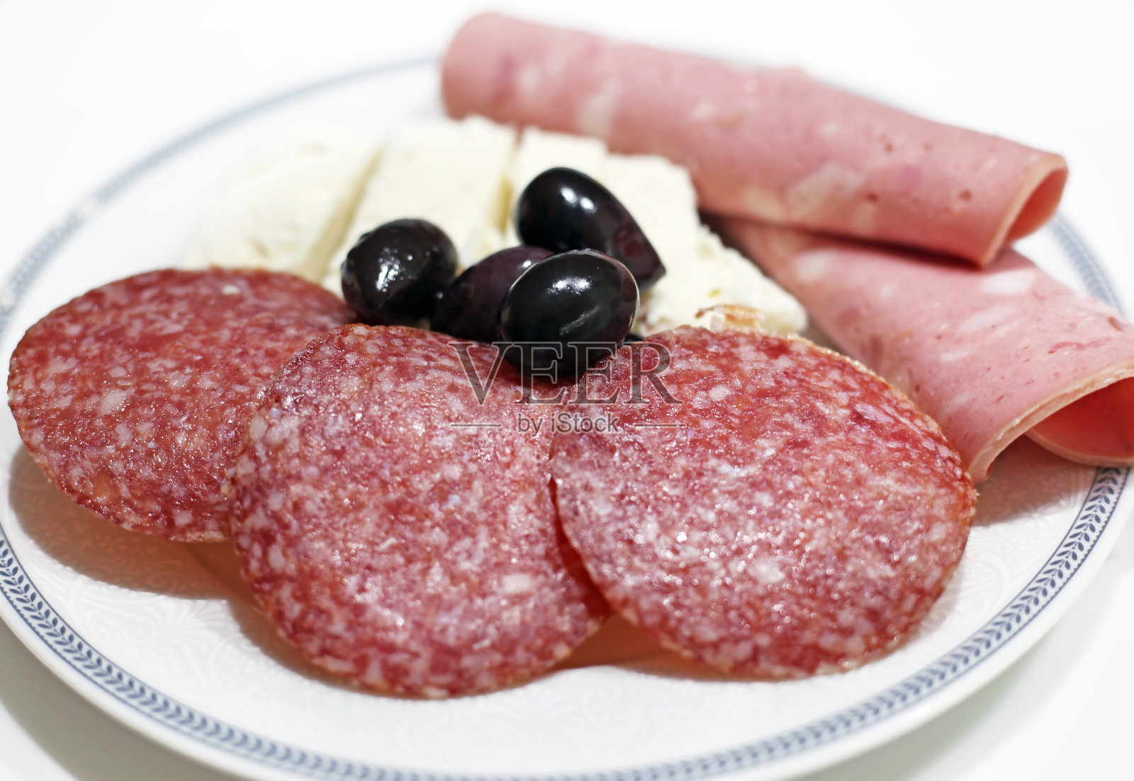 盘子与冷切-意大利腊肠和火腿-橄榄油和白奶酪照片摄影图片