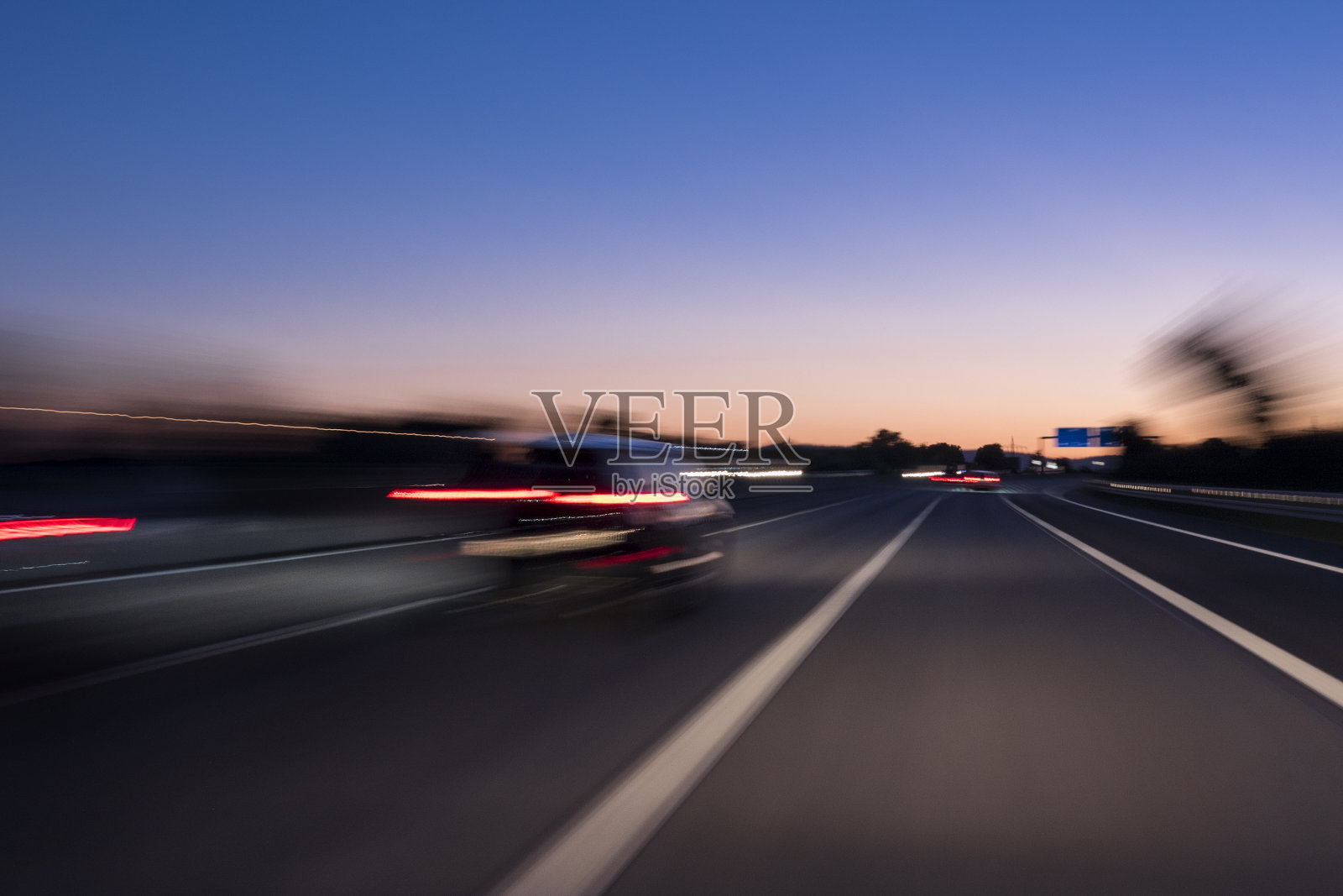 黄昏时高速公路上的交通照片摄影图片