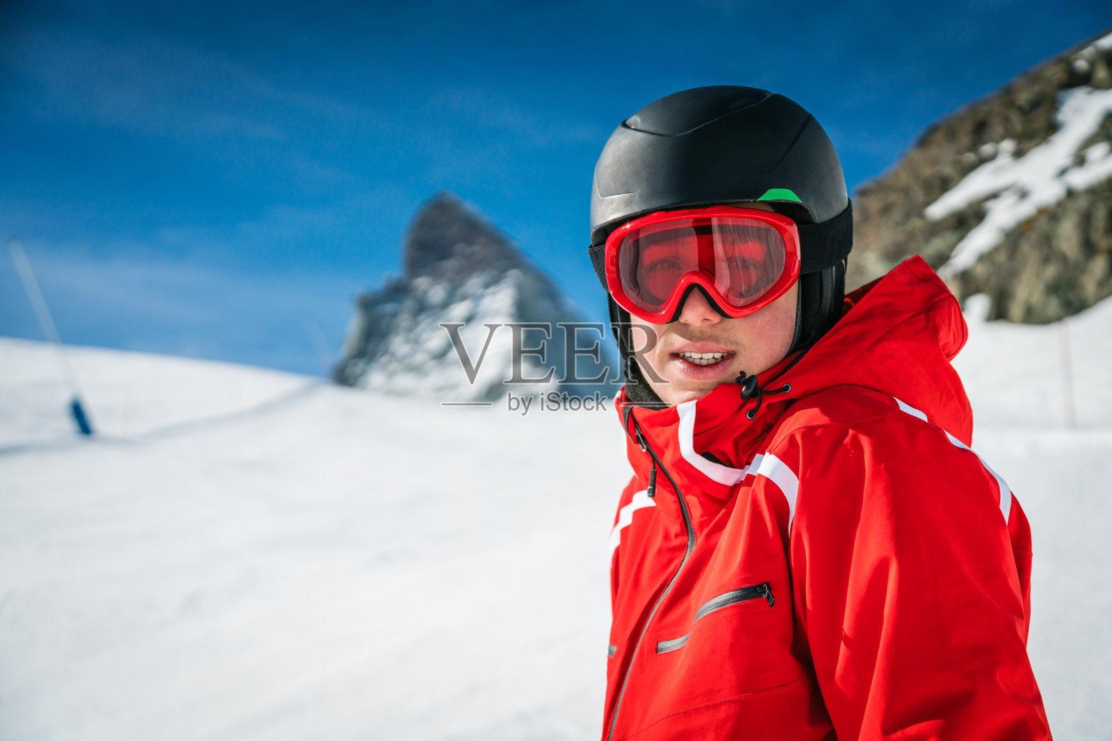 瑞士策马特，年轻的滑雪者在马特洪峰下摆姿势照片摄影图片
