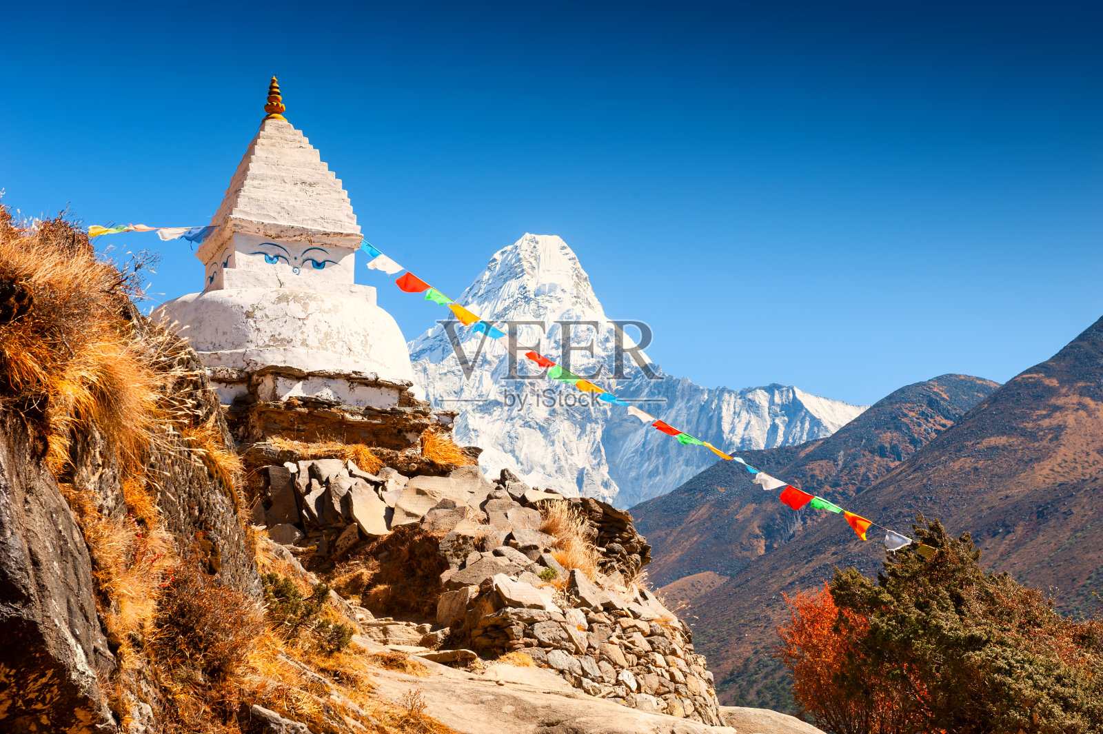尼泊尔喜马拉雅山的佛塔和阿玛达布兰山照片摄影图片