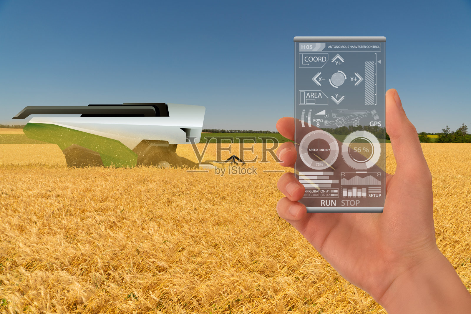 Farmer使用未来的透明智能手机来控制自动收割机照片摄影图片