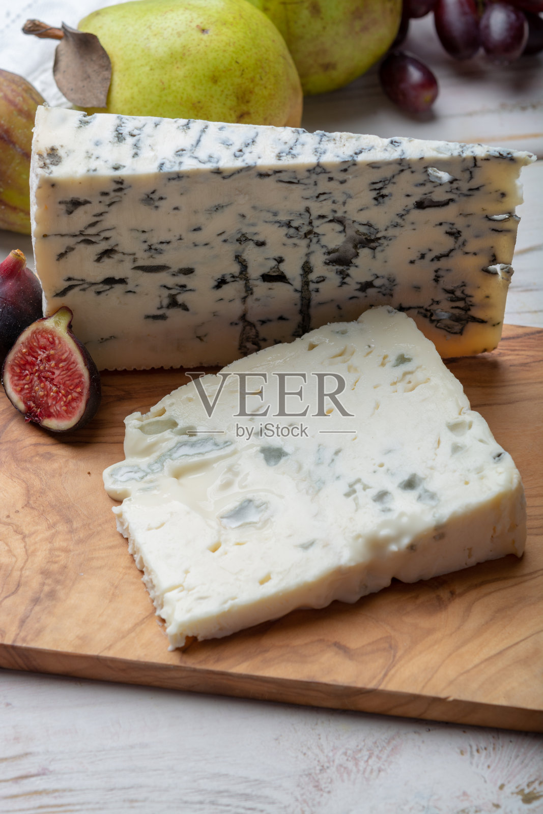 意大利北部用脱脂牛奶制成的意大利蓝纹奶酪照片摄影图片