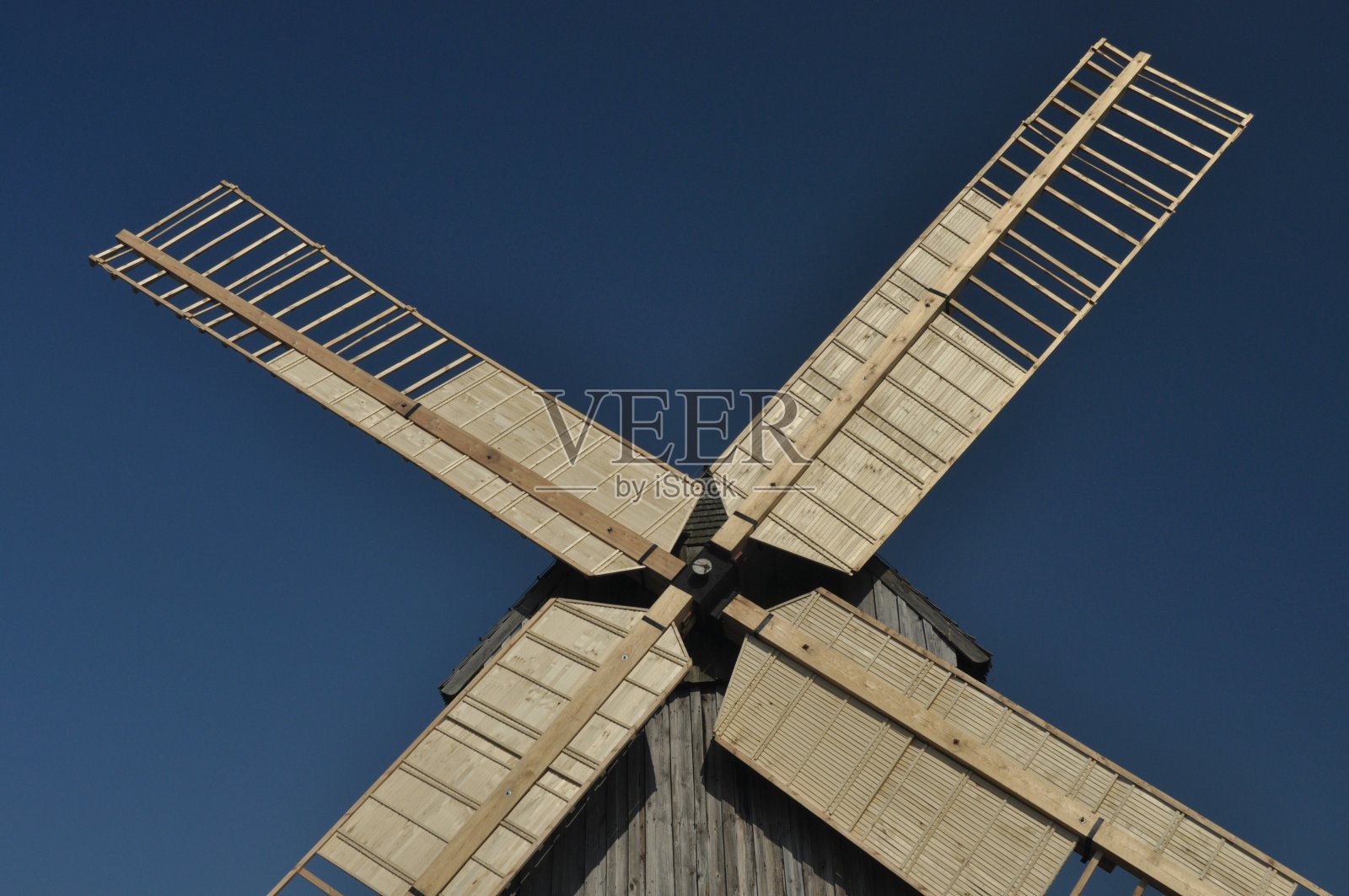 木制风车。纪念碑。风力驱动的古董磨照片摄影图片