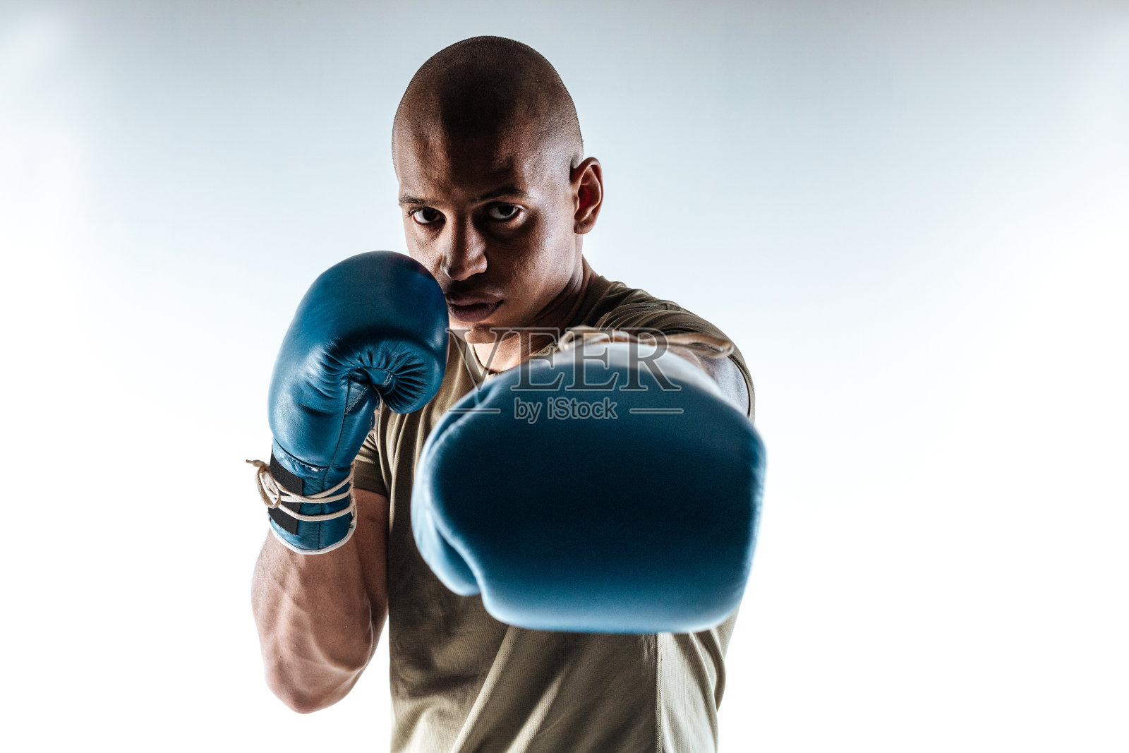 戴拳击手套的男子站在拳击姿势照片摄影图片