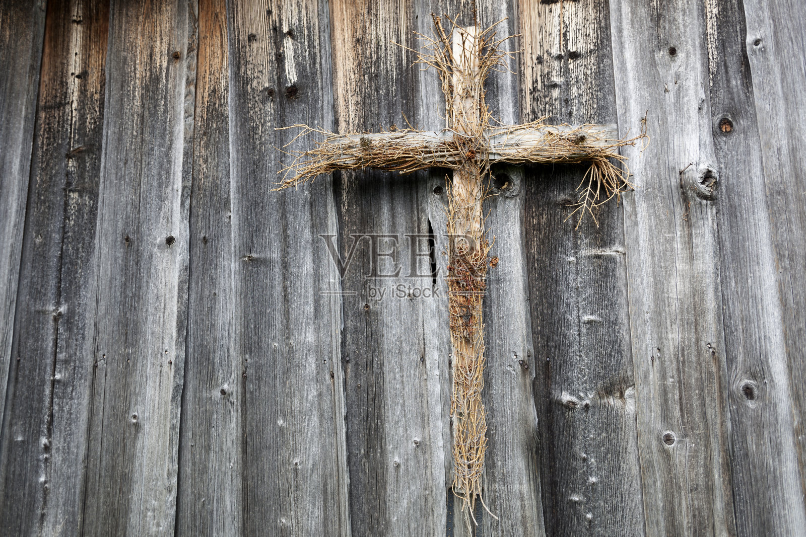 木墙上的木十字架，宗教观念照片摄影图片