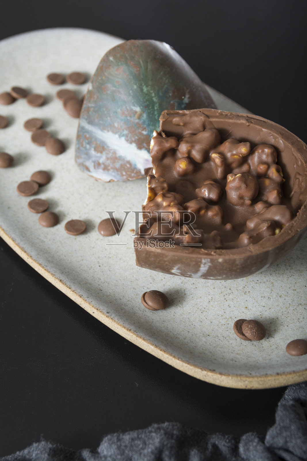 彩色手工制作的棕色巧克力复活节彩蛋照片摄影图片