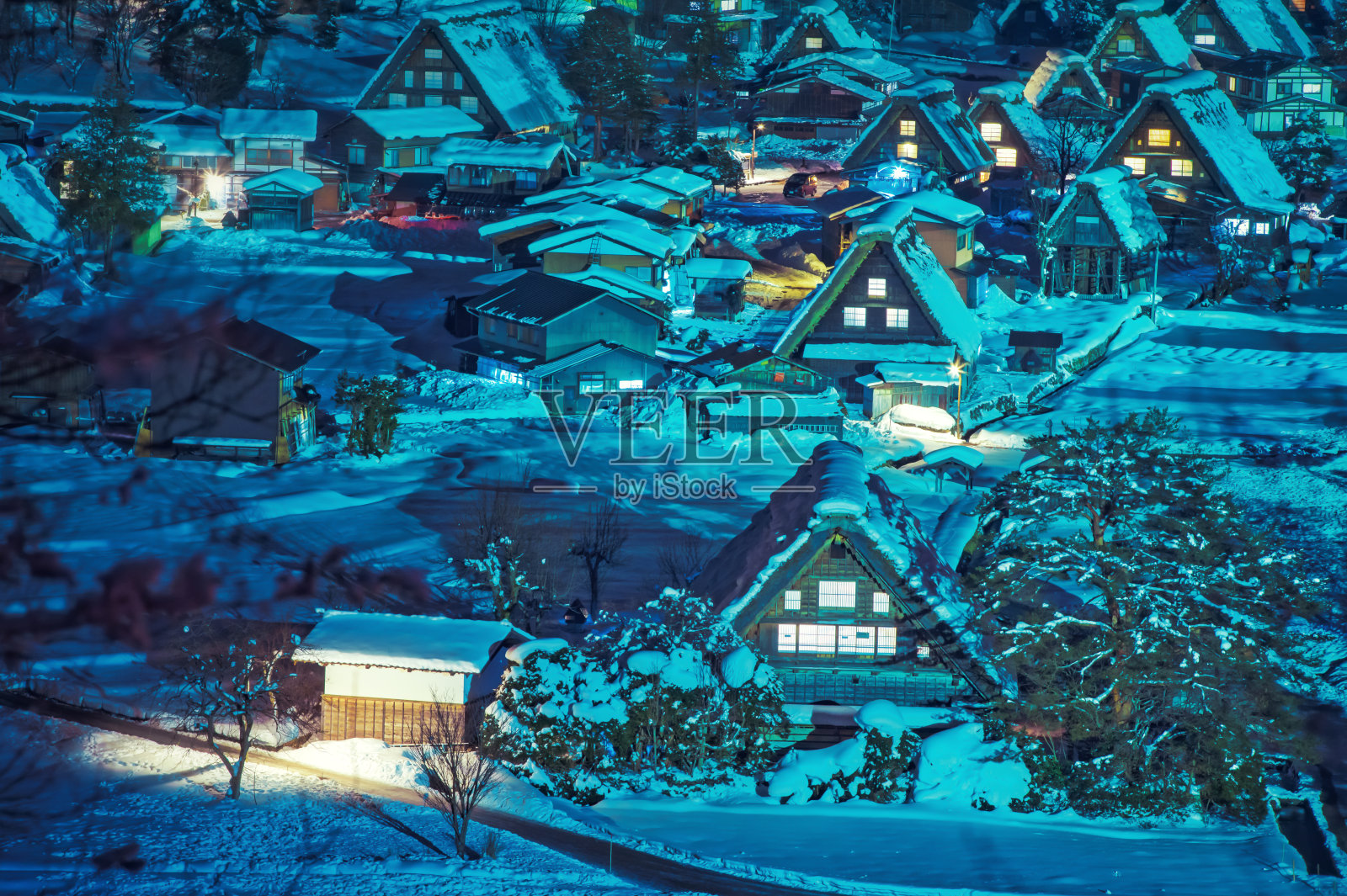 日本的风景。岐阜县白川乡twightlight。白川是日本岐阜县小野区的一个村庄，位于冬季。2019年2月1日。照片摄影图片