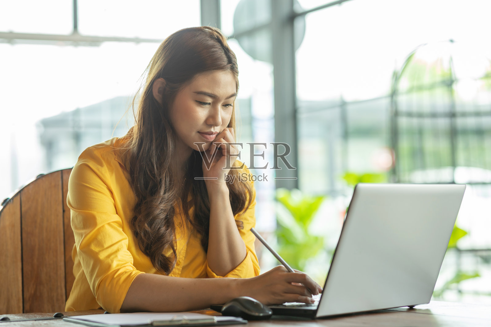 美丽迷人的亚洲女人工作与笔记本电脑微笑和写作的想法和要求成功的工作在咖啡店外的办公室，商业概念，暖色调照片摄影图片