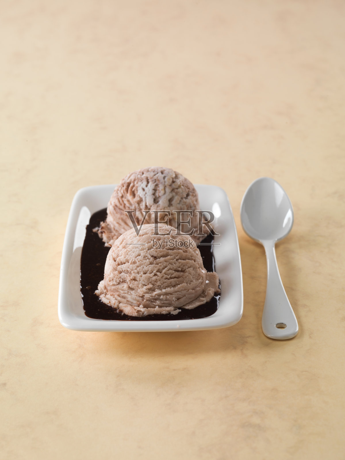 一勺巧克力冰淇淋加巧克力酱照片摄影图片