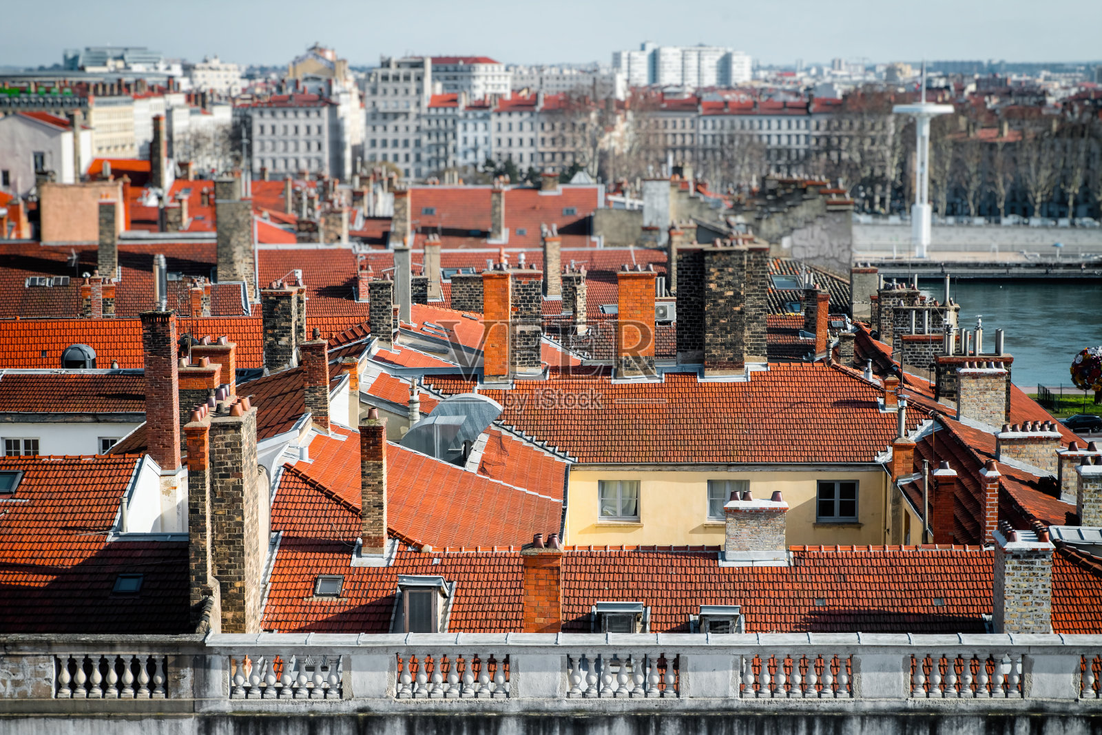 法国里昂五颜六色的屋顶鸟瞰图，上面有几个砖砌烟囱照片摄影图片