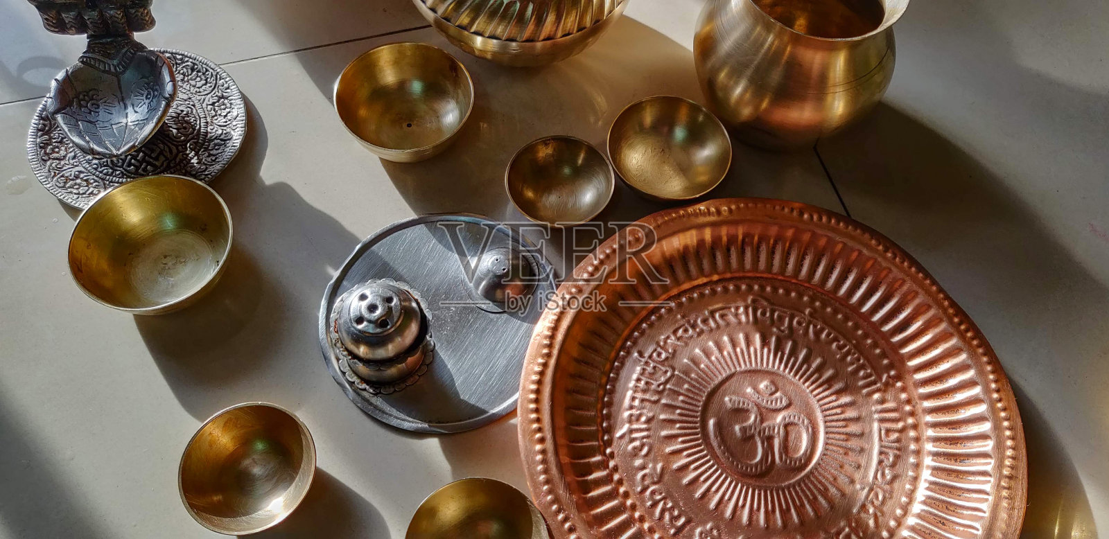 普贾用的黄铜器皿。照片摄影图片