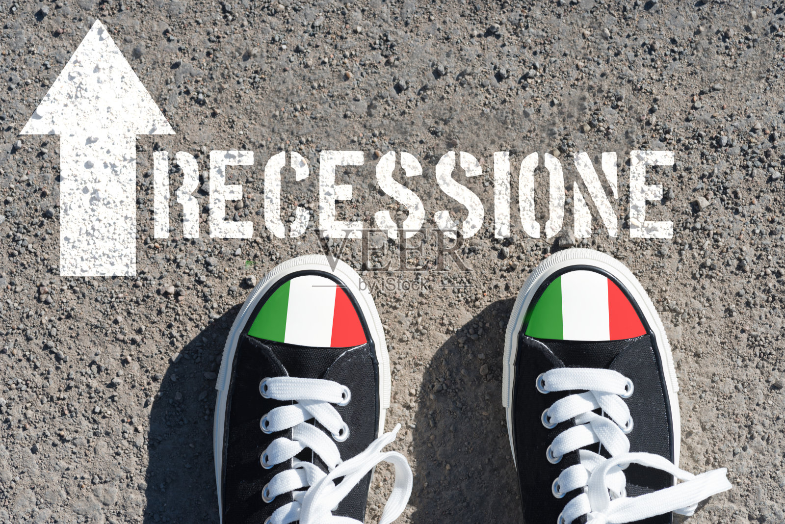 鞋，意大利国旗和意大利的经济衰退照片摄影图片