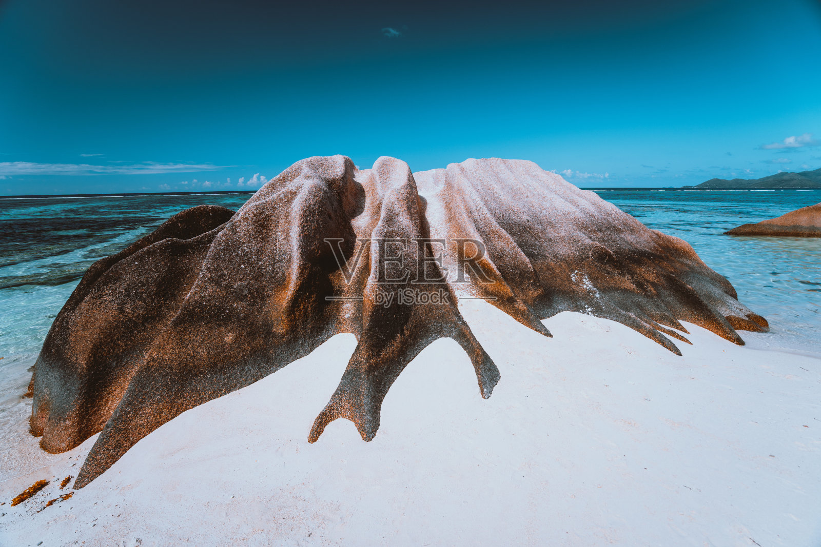 塞舌尔拉迪戈岛，安斯银源热带海滩附近最著名的花岗岩巨石照片摄影图片