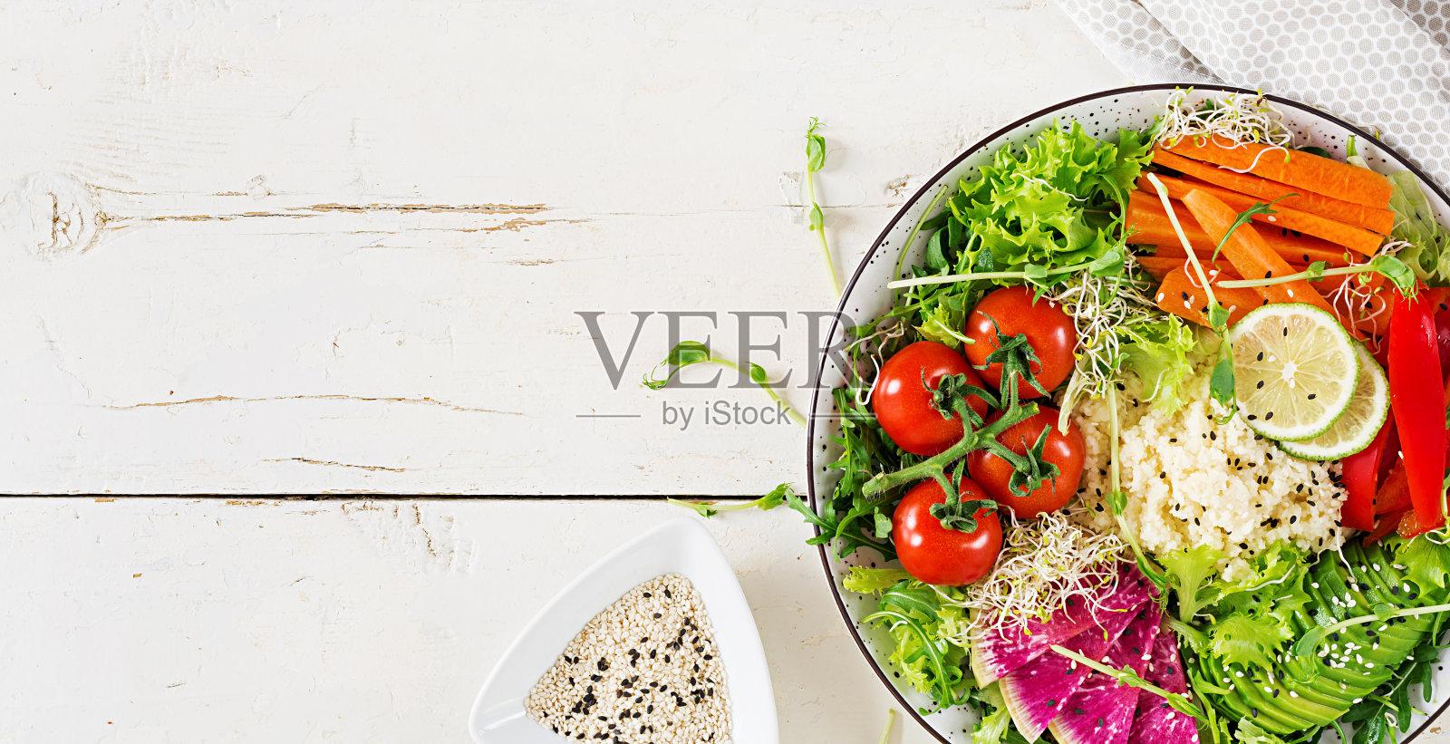 蒸粗麦粉和蔬菜碗。食品的趋势。健康，饮食，素食的概念上的一个光的背景。素食佛碗。俯视图照片摄影图片