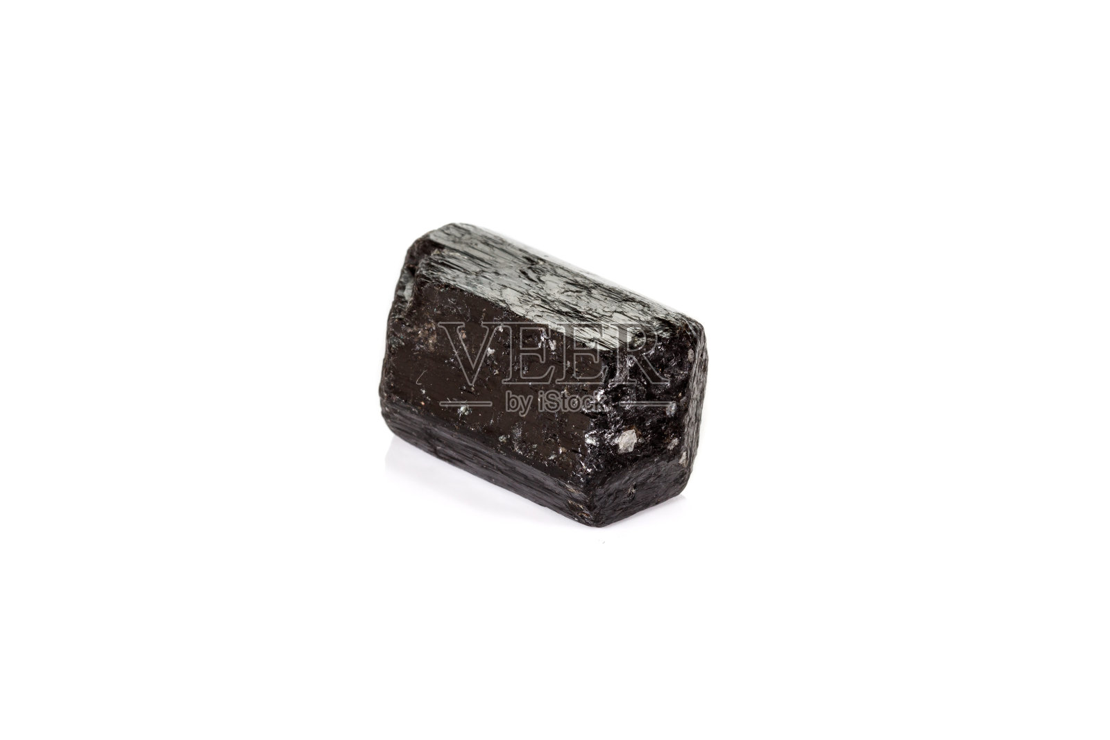 宏观矿物石，黑色电气石在白色背景上照片摄影图片