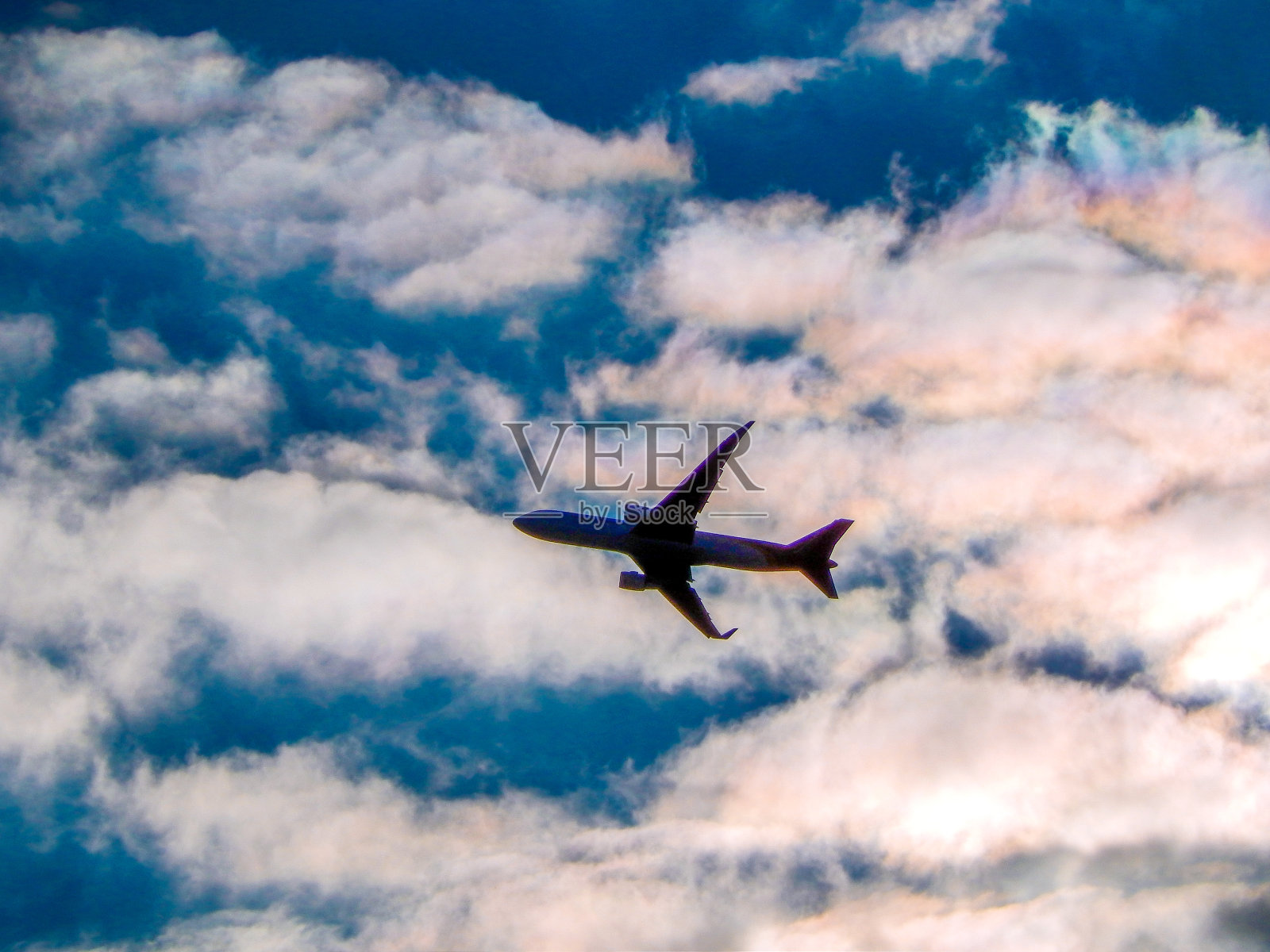 飞机在蓝天中飞行照片摄影图片